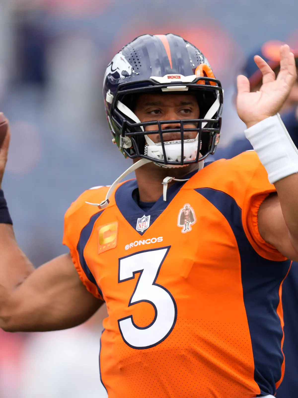 ARCHIV - 10.09.2023, USA, Denver: American Football: Profiliga NFL, Hauptrunde, Hauptrunde-Partien, 1. Spieltag, Denver Broncos - Las Vegas Raiders. Quarterback Russell Wilson von den Denver Broncos wärmt sich auf. Spielmacher und Team trennen sich.  (zu dpa: «Broncos trennen sich von Quarterback Russell Wilson») Foto: David Zalubowski/AP/dpa +++ dpa-Bildfunk +++