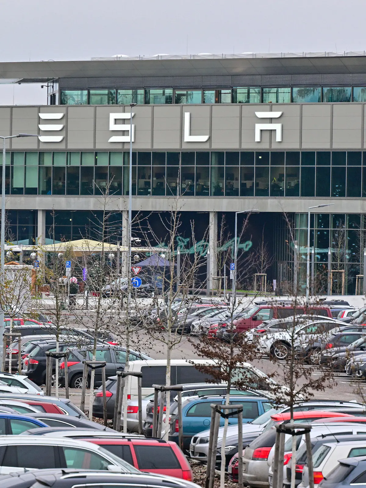 ARCHIV - 18.12.2023, Brandenburg, Grünheide: Die Tesla Gigafactory Berlin-Brandenburg. (zu dpa: «Tesla überschreitet Grenzwerte - Behörden sehen keine Gefahr») Foto: Patrick Pleul/dpa +++ dpa-Bildfunk +++