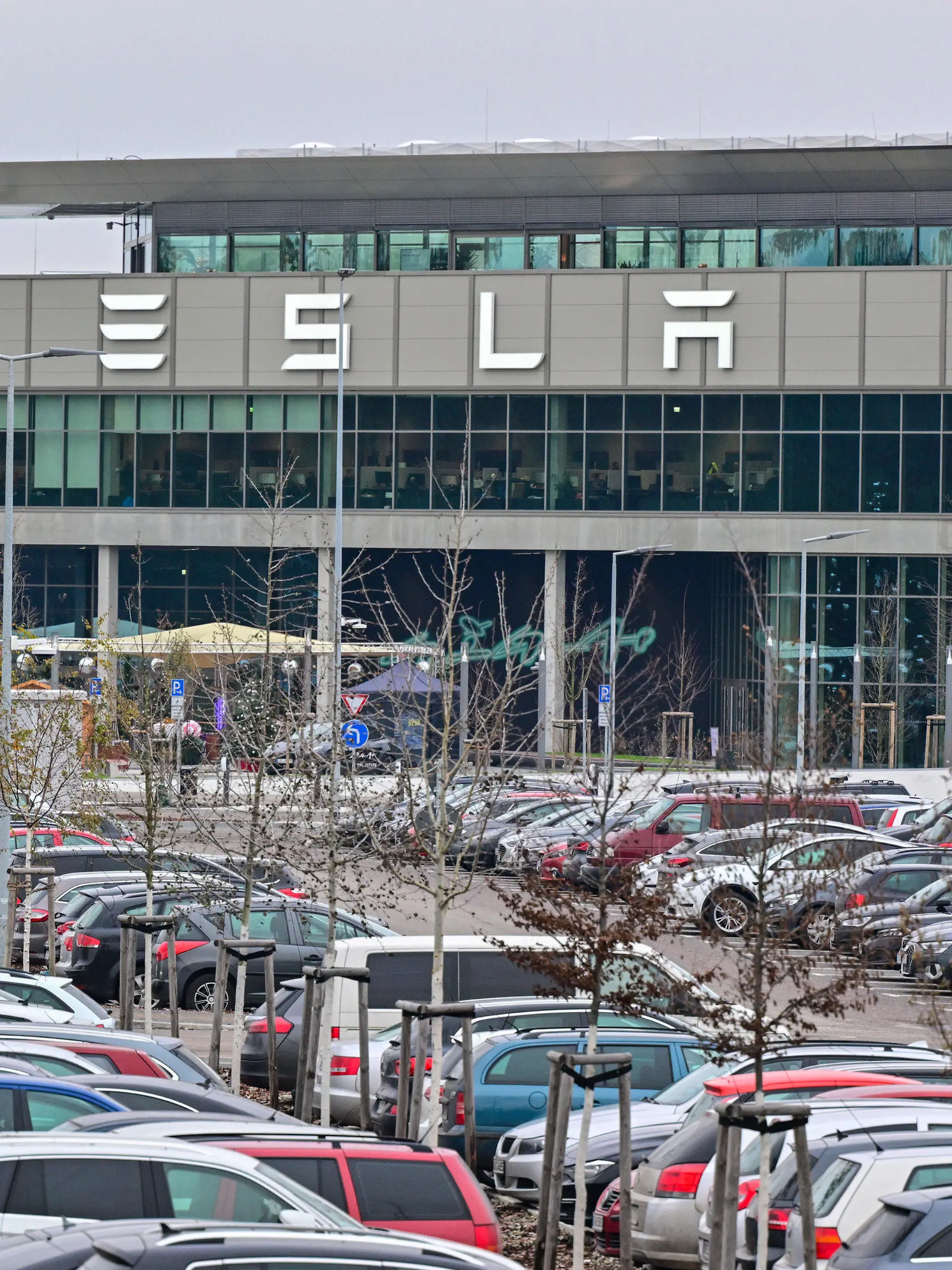 ARCHIV - 18.12.2023, Brandenburg, Grünheide: Die Tesla Gigafactory Berlin-Brandenburg. (zu dpa: «Tesla überschreitet Grenzwerte - Behörden sehen keine Gefahr») Foto: Patrick Pleul/dpa +++ dpa-Bildfunk +++