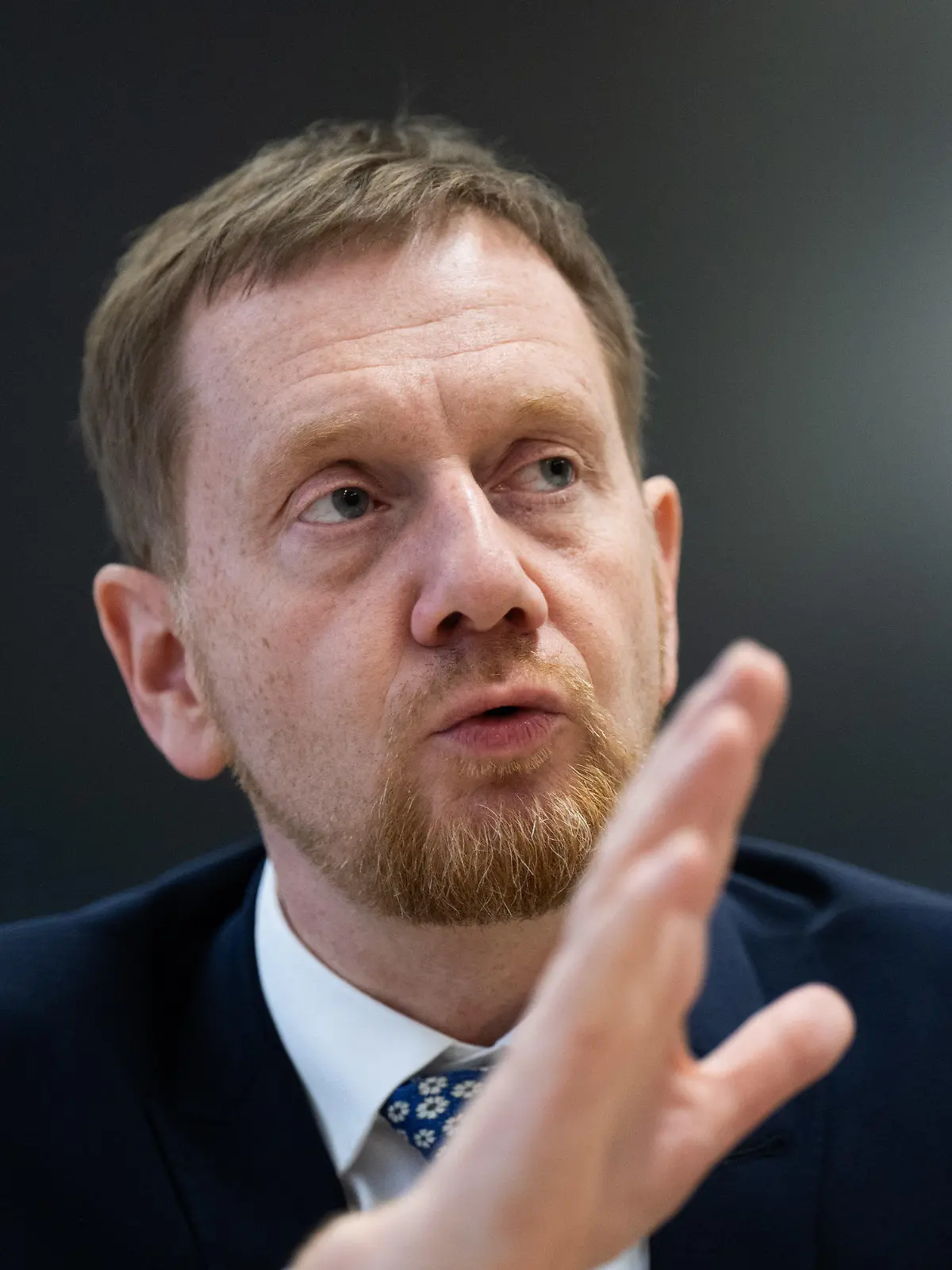 ARCHIV - 17.11.2023, Sachsen, Stolpen: Michael Kretschmer (CDU), Ministerpräsident von Sachsen, sitzt im Rahmen des bundesweiten Vorlesetages in der Basaltus-Grundschule vor Grundschülern der Klassenstufe 4. (zu dpa: «Kretschmer will Obergrenze von 60 000 Flüchtlingen pro Jahr bis 2030») Foto: Robert Michael/dpa +++ dpa-Bildfunk +++
