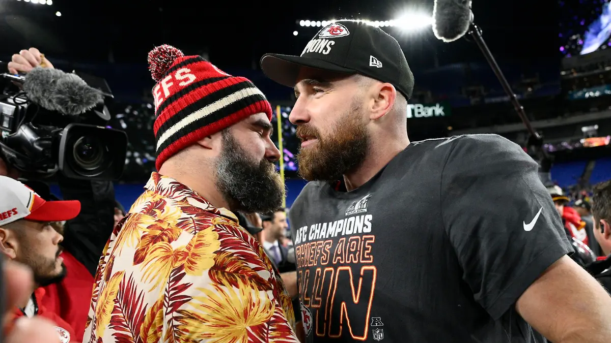 ARCHIV - 28.01.2024, USA, Baltimore: American Football: Profiliga NFL, Baltimore Ravens - Kansas City Chiefs, AFC Championship; Play-off-Runde, Halbfinale: Jason Kelce (l) umarmt seinen Bruder, den Kansas City Chiefs Tight End Travis Kelce, nach dem NFL-Footballspiel. Jason Kelce beendet seine Karriere. (zu dpa: «Eagles-Center Jason Kelce beendet nach 13 Jahren NFL-Karriere») Foto: Nick Wass/AP/dpa +++ dpa-Bildfunk +++