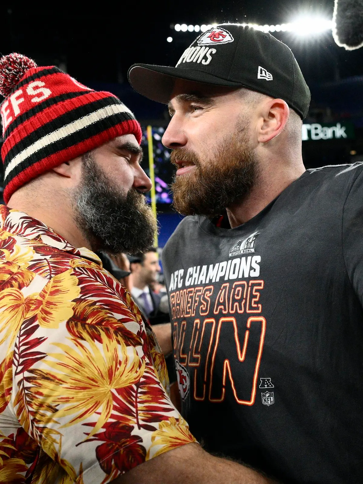 ARCHIV - 28.01.2024, USA, Baltimore: American Football: Profiliga NFL, Baltimore Ravens - Kansas City Chiefs, AFC Championship; Play-off-Runde, Halbfinale: Jason Kelce (l) umarmt seinen Bruder, den Kansas City Chiefs Tight End Travis Kelce, nach dem NFL-Footballspiel. Jason Kelce beendet seine Karriere. (zu dpa: «Eagles-Center Jason Kelce beendet nach 13 Jahren NFL-Karriere») Foto: Nick Wass/AP/dpa +++ dpa-Bildfunk +++