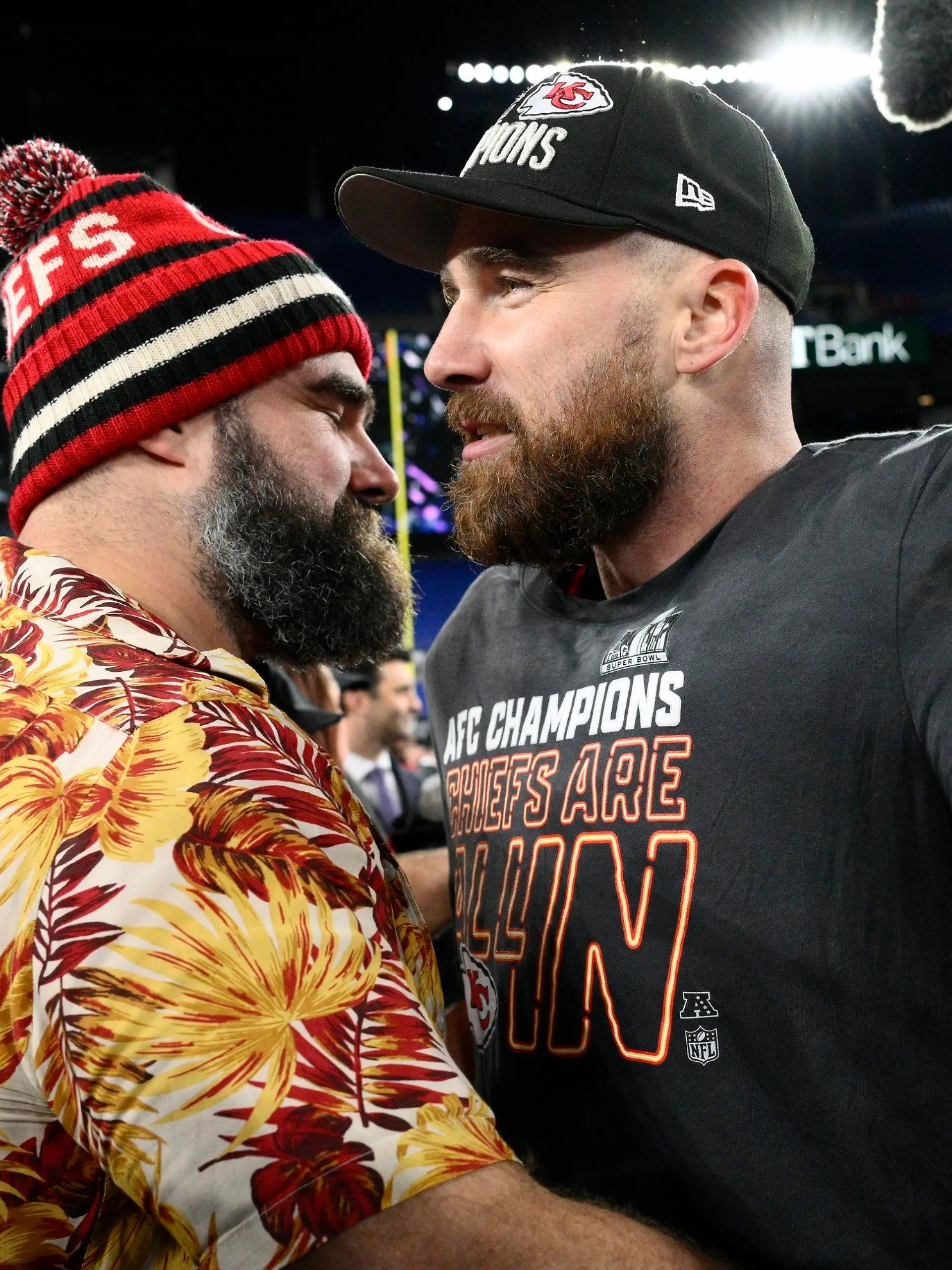 ARCHIV - 28.01.2024, USA, Baltimore: American Football: Profiliga NFL, Baltimore Ravens - Kansas City Chiefs, AFC Championship; Play-off-Runde, Halbfinale: Jason Kelce (l) umarmt seinen Bruder, den Kansas City Chiefs Tight End Travis Kelce, nach dem NFL-Footballspiel. Jason Kelce beendet seine Karriere. (zu dpa: «Eagles-Center Jason Kelce beendet nach 13 Jahren NFL-Karriere») Foto: Nick Wass/AP/dpa +++ dpa-Bildfunk +++