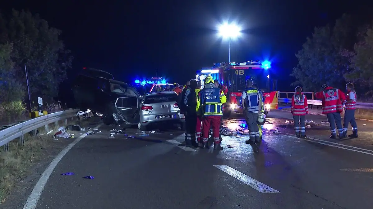 Der Einsatz am Unfallort dauerte bis tief in die Nacht. Die Straße wurde in beiden Richtungen voll gesperrt.