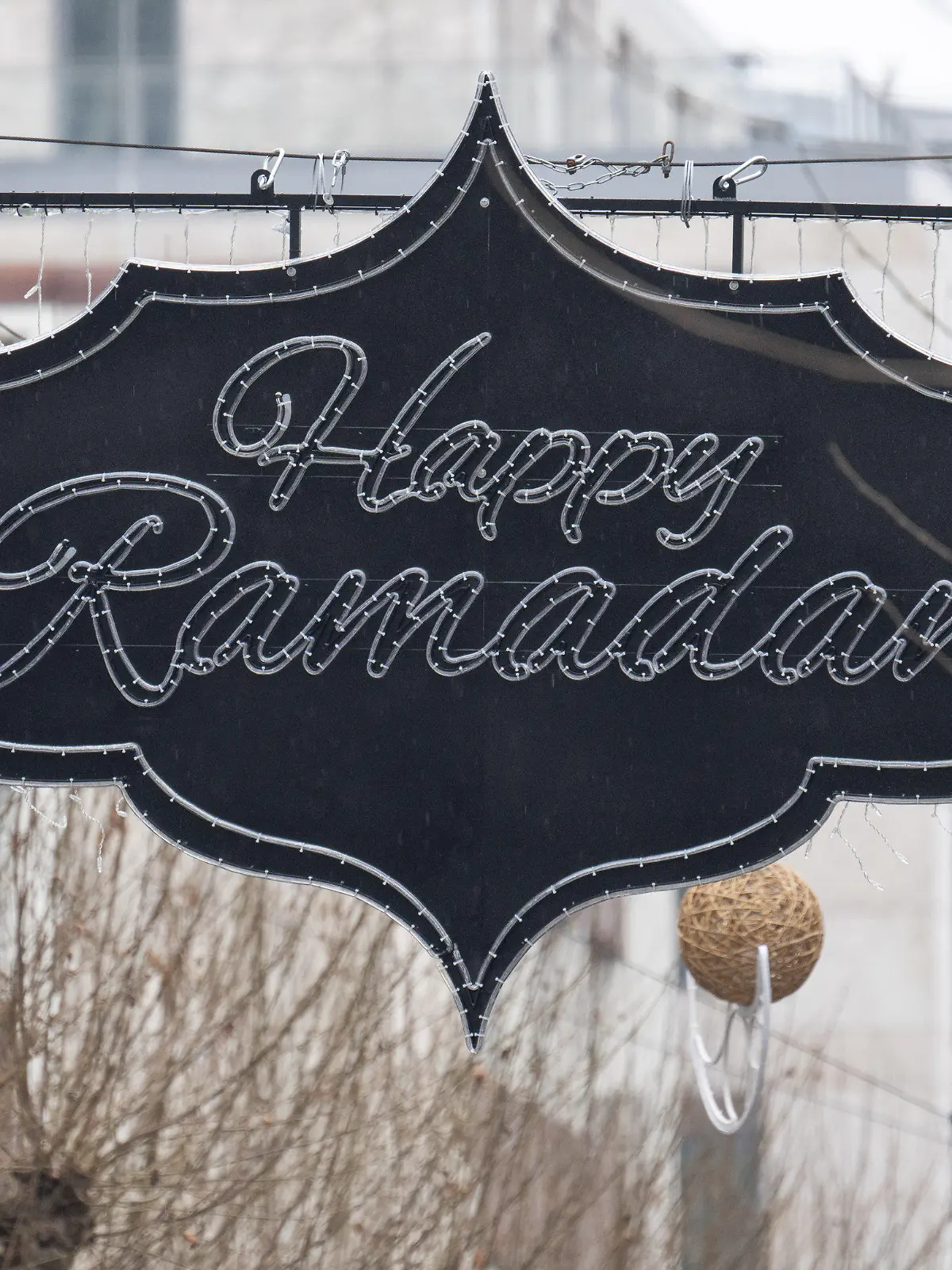 05.03.2024, Hessen, Frankfurt/Main: ·Happy Ramadan· steht auf einem Schriftzug, der über einer Fußgängerzone in Frankfurt hängt. Die Stadt Frankfurt hatte die Beleuchtung anlässlich des bevorstehenden Ramadan aufhängen lassen. Foto: Boris Roessler/dpa +++ dpa-Bildfunk +++