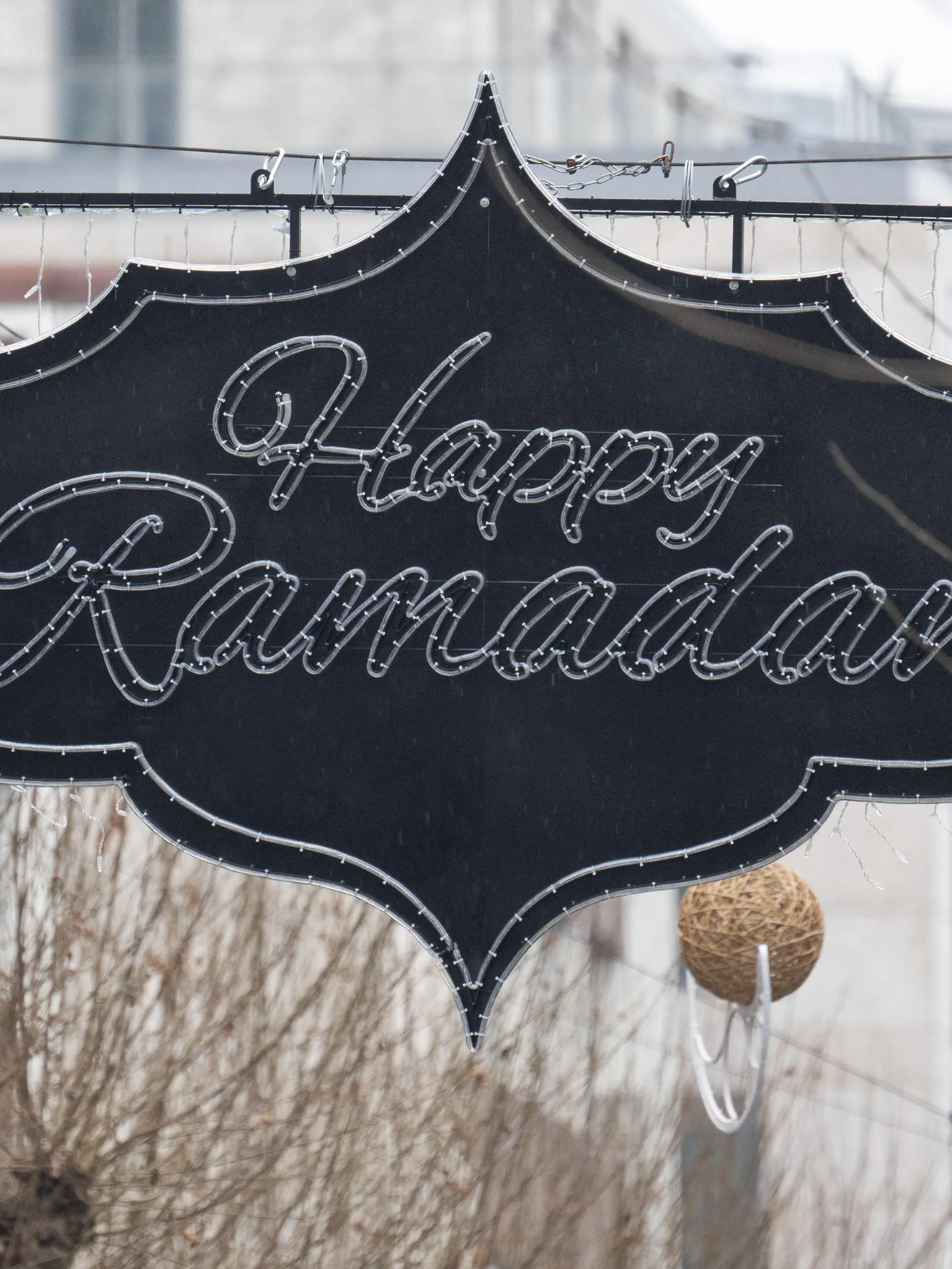 05.03.2024, Hessen, Frankfurt/Main: ·Happy Ramadan· steht auf einem Schriftzug, der über einer Fußgängerzone in Frankfurt hängt. Die Stadt Frankfurt hatte die Beleuchtung anlässlich des bevorstehenden Ramadan aufhängen lassen. Foto: Boris Roessler/dpa +++ dpa-Bildfunk +++