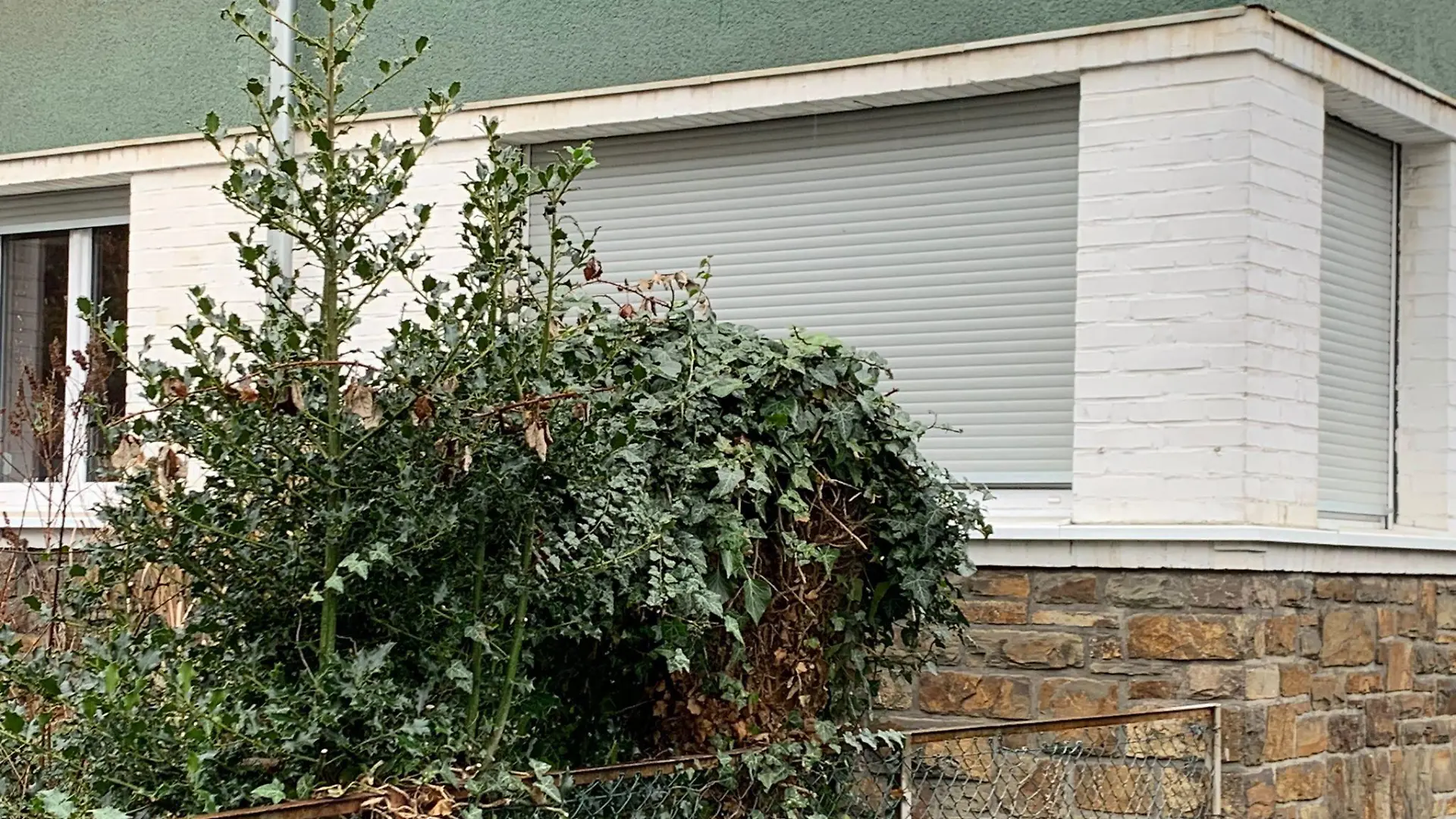 In dieser Wohnung finden die Rettungskräfte das leblose Mädchen.
