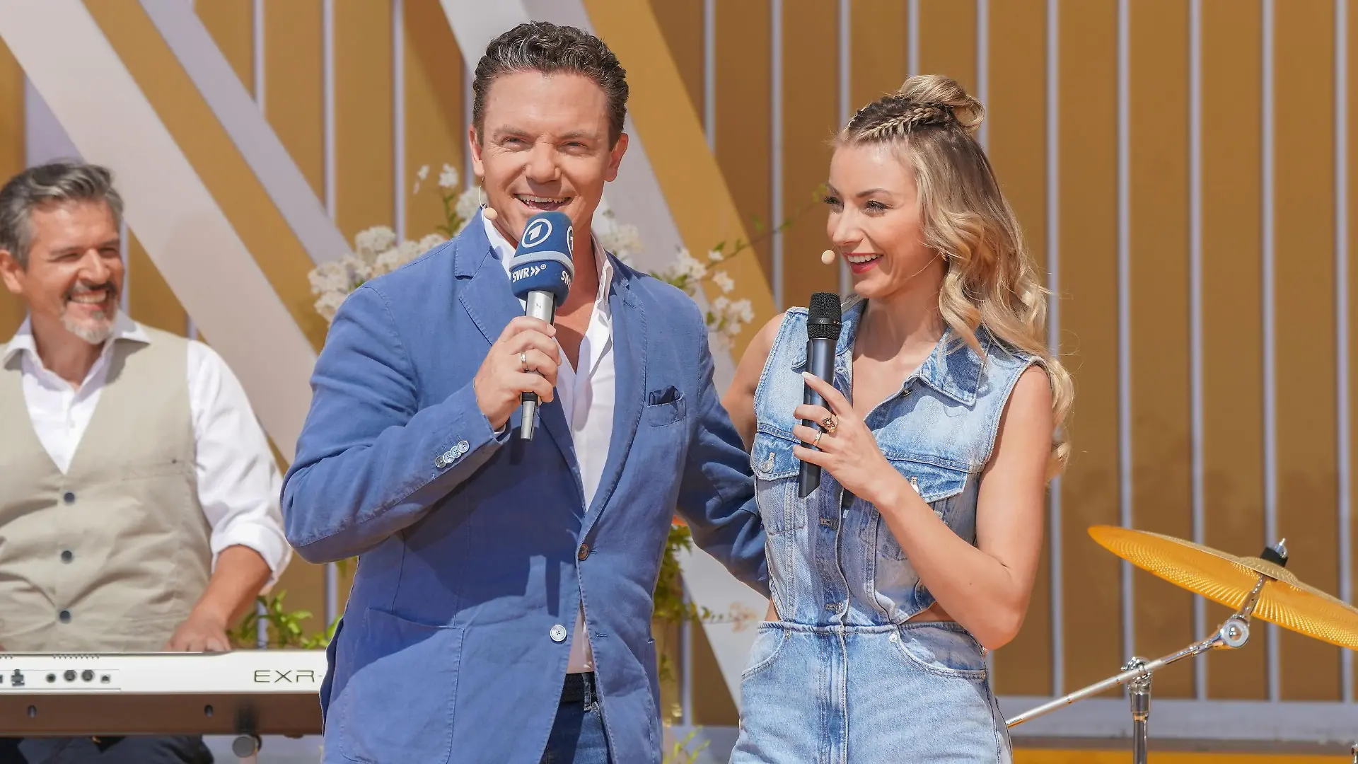 Stefan Mross, Anna Carina Woitschack - Immer wieder sonntags - Staffel 9
Bunter Programmmix aus Schlager und Volksmusik in der IWS Arena
Deutschland, Rust, Europapark, 07.08.2022