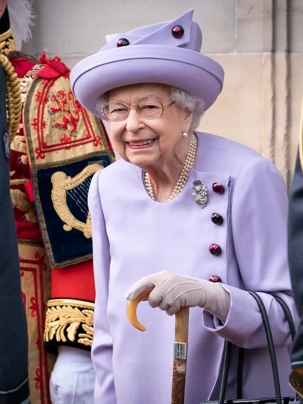 ARCHIV - 28.06.2022, Großbritannien, Edinburgh: Königin Elizabeth II. nimmt an einer Militärparade zu ihren Ehren im Garten des Holyrood-Palasts teil. (zu dpa: «Geheimrat verschoben: Wie schnell schwinden die Kräfte der Queen?») Foto: Jane Barlow/Pool PA/dpa +++ dpa-Bildfunk +++