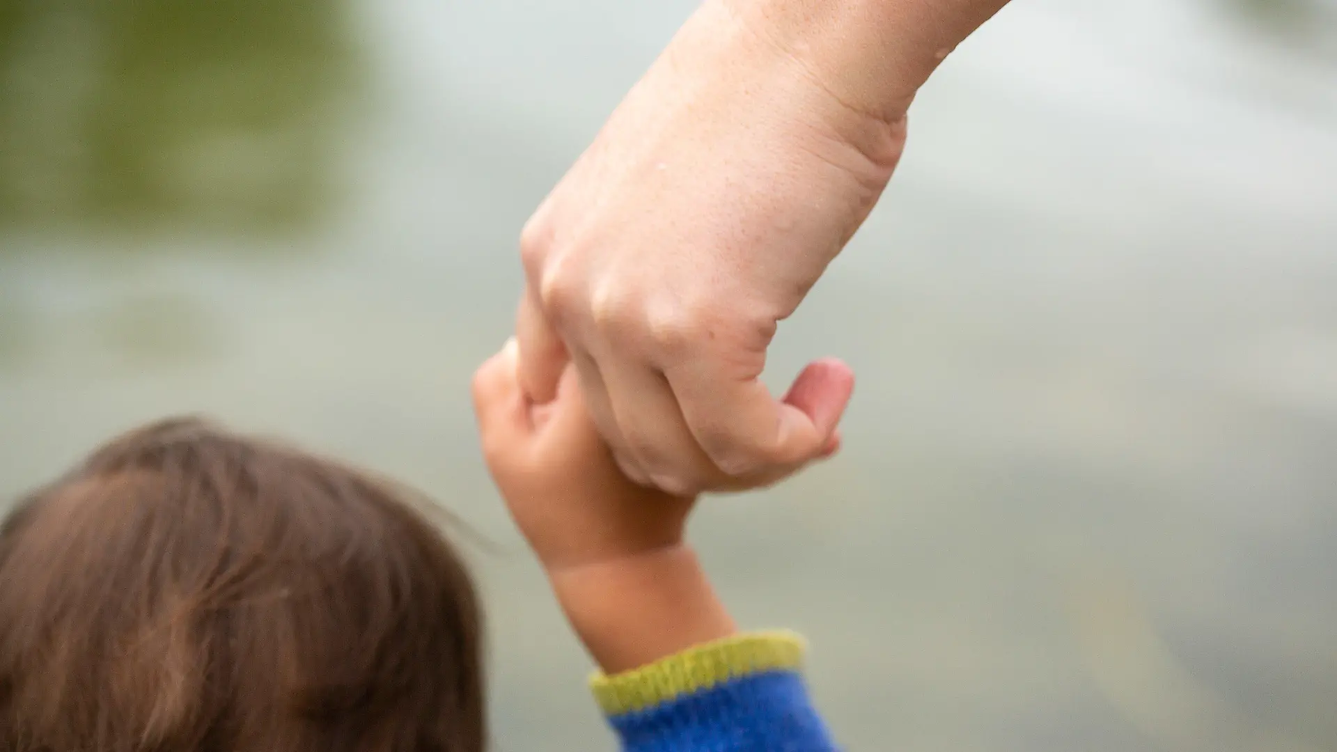 ARCHIV - 01.07.2023, Berlin: Eine Mutter hält ihr Kind an der Hand. Der Europäische Gerichtshof hat entschieden, dass Kindererziehungszeiten im EU-Ausland zur Rente zählen können. (zu dpa: «EuGH-Urteil: Kindererziehungszeiten im EU-Ausland zählen für Rente») Foto: Fernando Gutierrez-Juarez/dpa +++ dpa-Bildfunk +++