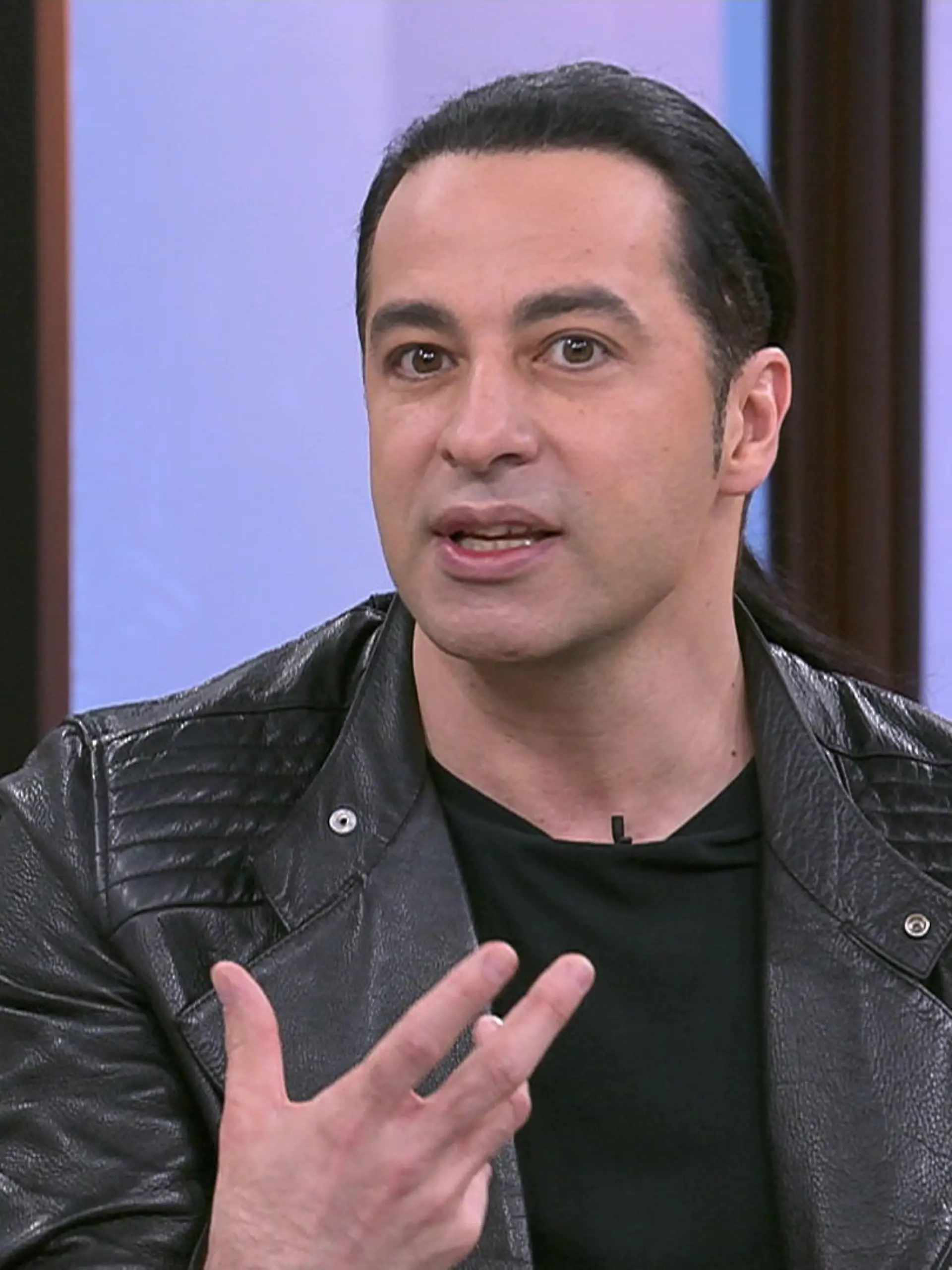 Er ist witzig, lebenslustig und immer cool drauf – doch bei diesem Thema wird er ganz emotional.
Bülent Ceylan ist nicht nur Comedian, nein, er ist auch Musiker. Allen voran ist der 48-Jährige aber Vierfach-Papa. Für seine älteste Tochter hat der gebürtige Mannheimer ein Lied geschrieben, das unter die Haut geht. Denn: Er sieht seine älteste Tochter nicht oft. Warum das so ist, seht ihr oben im Video. Aber, Achtung: Taschentücher bereithalten.