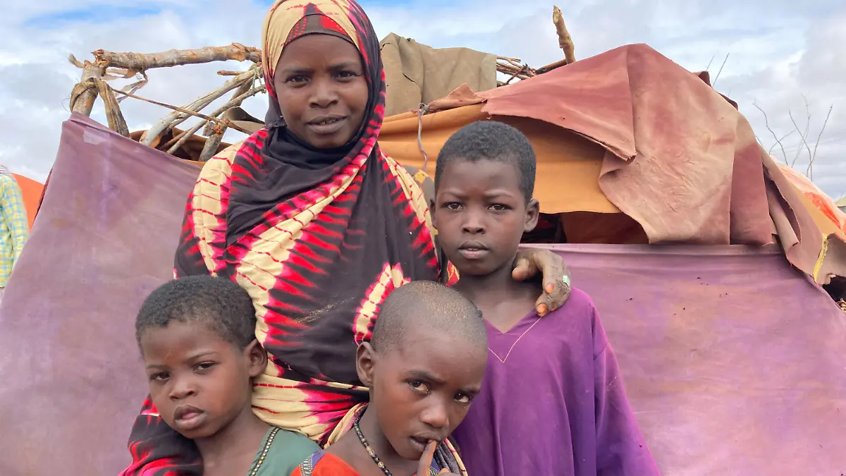 ARCHIV - 28.06.2022, Somalia, Baidoa: Bushiya Farah steht mit ihren Kindern vor ihrer Hütte. Nachdem die letzte der 20 Kühe der Somalierin verhungert ist, flüchtete sie mit ihren drei jüngeren Kindern nach Baidoa. Die Zahl der von Dürre betroffenen Kinder ist am Horn von Afrika in den letzten zwei Monaten um 40 Prozent gestiegen, warnt das UN-Kinderhilfswerk Unicef. (zu dpa "Unicef: Mindestens 10 Millionen Kinder von Dürrekatastrophe betroffen") Foto: Eva-Maria Krafczyk/dpa +++ dpa-Bildfunk +++