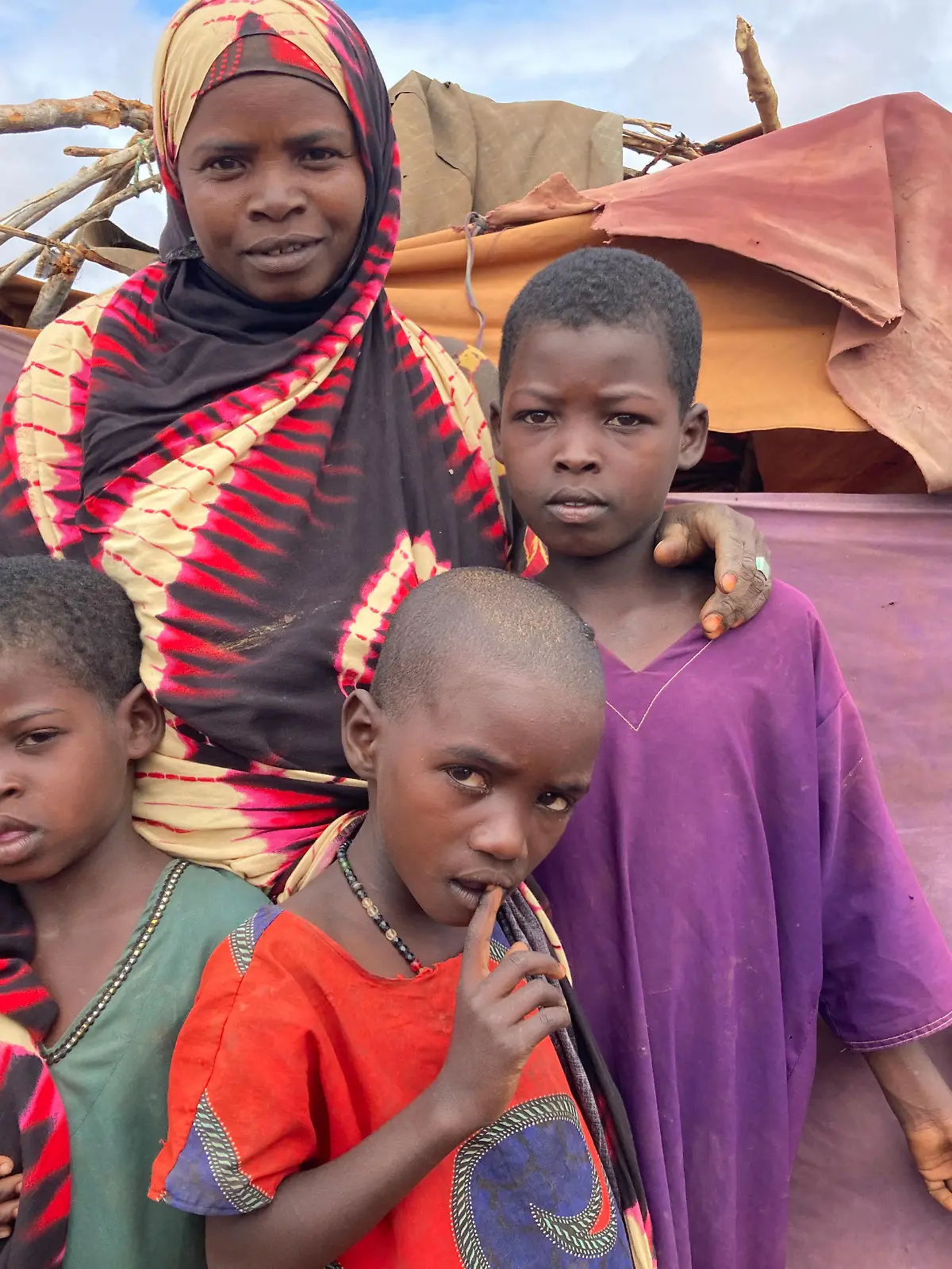 ARCHIV - 28.06.2022, Somalia, Baidoa: Bushiya Farah steht mit ihren Kindern vor ihrer Hütte. Nachdem die letzte der 20 Kühe der Somalierin verhungert ist, flüchtete sie mit ihren drei jüngeren Kindern nach Baidoa. Die Zahl der von Dürre betroffenen Kinder ist am Horn von Afrika in den letzten zwei Monaten um 40 Prozent gestiegen, warnt das UN-Kinderhilfswerk Unicef.     (zu dpa "Unicef: Mindestens 10 Millionen Kinder von Dürrekatastrophe betroffen") Foto: Eva-Maria Krafczyk/dpa +++ dpa-Bildfunk +++