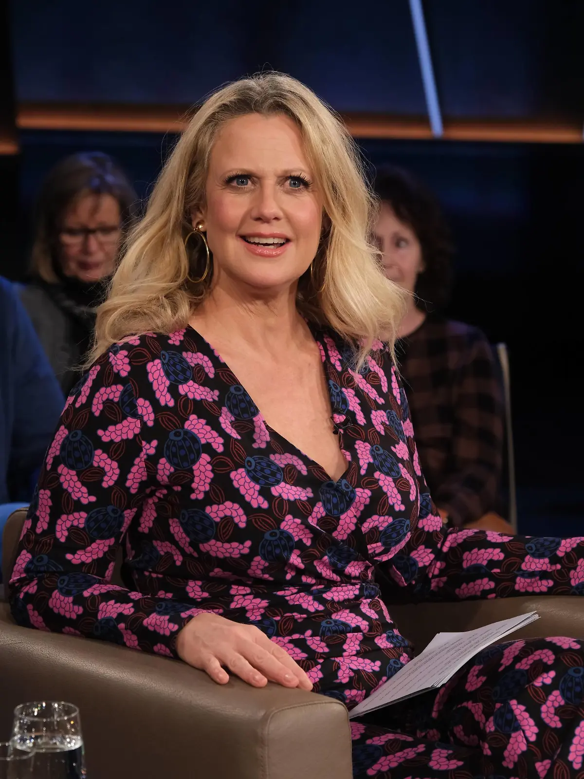Barbara Schöneberger moderiert die NDR Talk Show, Fototermin am 1.3.2024 im Fernsehstudio Hamburg Lokstedt *** Barbara Schöneberger hosts the NDR talk show, photo session on 1 3 2024 in the Hamburg Lokstedt television studio