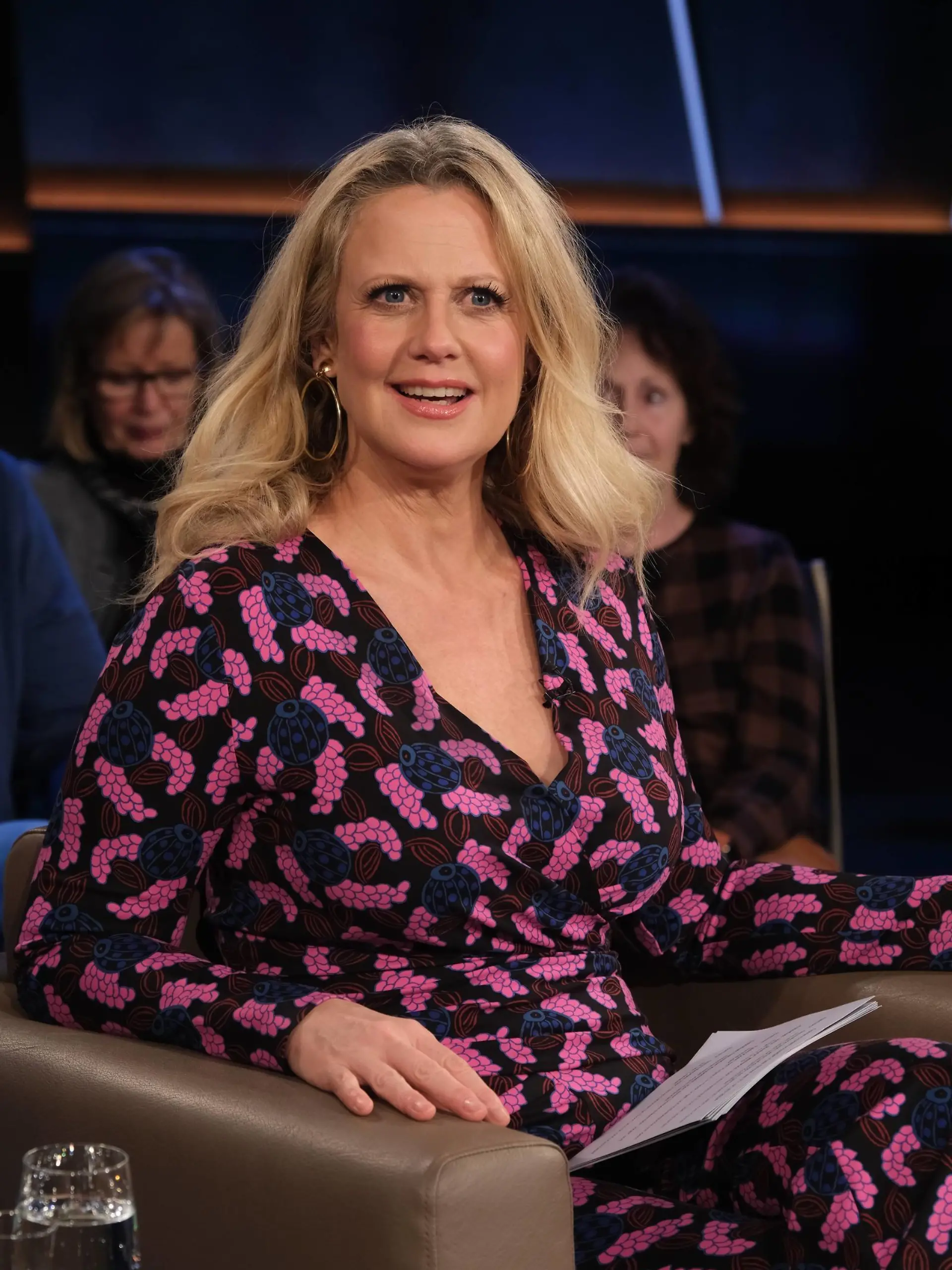 Barbara Schöneberger moderiert die NDR Talk Show, Fototermin am 1.3.2024 im Fernsehstudio Hamburg Lokstedt *** Barbara Schöneberger hosts the NDR talk show, photo session on 1 3 2024 in the Hamburg Lokstedt television studio