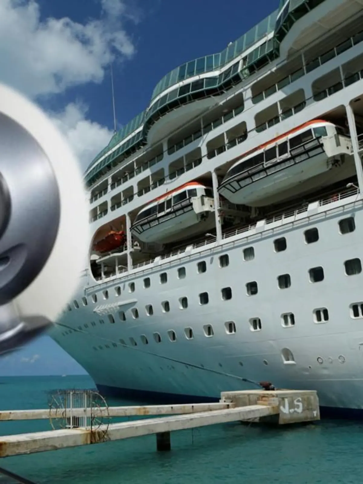 Ein Mitarbeiter einer Royal Caribbean-Kreuzfahrt wurde verhaftet und beschuldigt, versteckte Kameras in den Toiletten der Kreuzfahrtpassagiere angebracht zu haben.