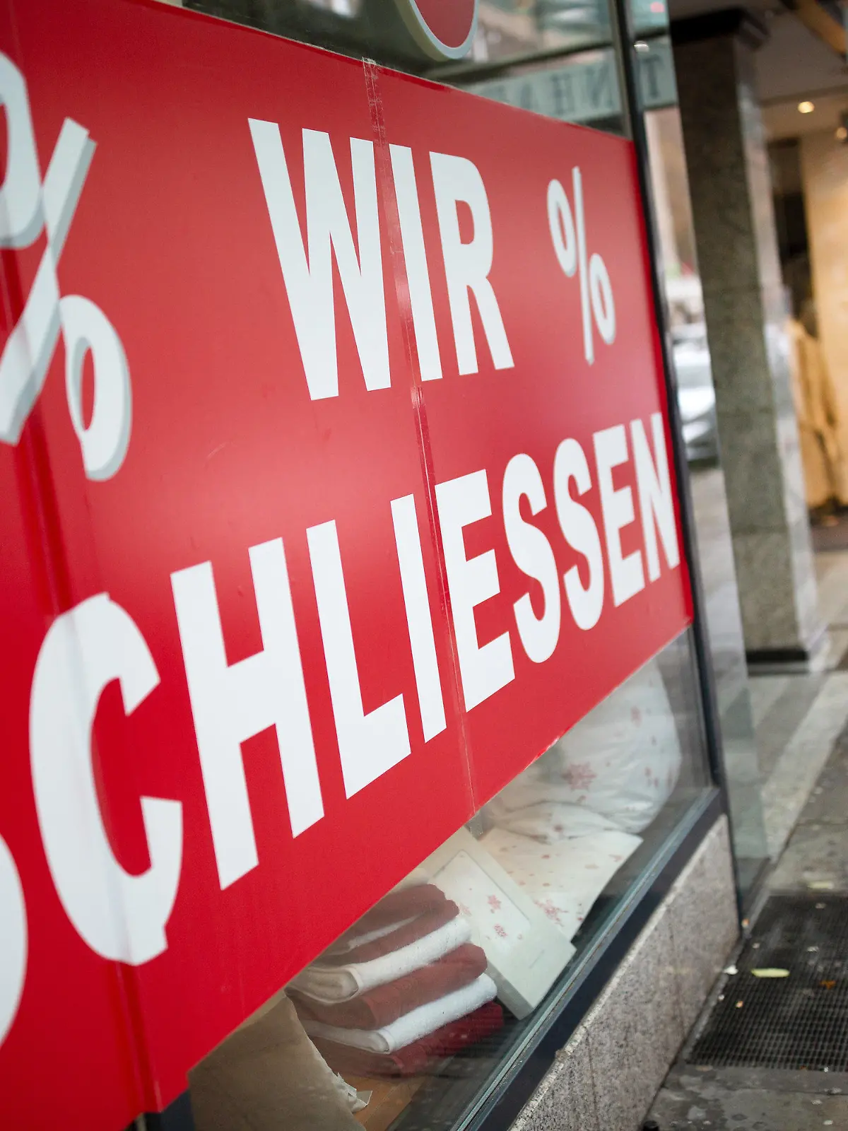 ARCHIV - 27.11.2019, Nordrhein-Westfalen, Düsseldorf: Der Schriftzug «Wir schliessen» steht am Schaufenster eines Geschäftes. (Zu dpa "Statistisches Bundesamt zu Insolvenzen im Mai 2022 ") Foto: Martin Gerten/dpa +++ dpa-Bildfunk +++
