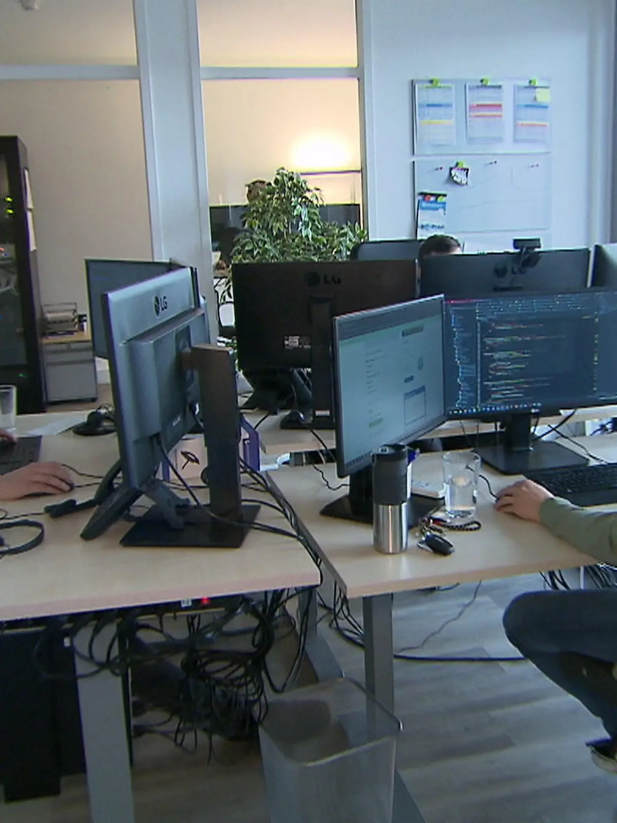 Arbeiten von zuhause aus ist ja weiter voll im Trend - immer mehr Menschen wollen diese Bequemlichkeit nicht mehr missen. Ein Essener Geschäftsmann spricht sich aber ganz klar gegen das Homeoffice aus. Für ihn ist nur Arbeit am Arbeitsplatz wirklich effizient. Neue Angestellte will er über andere Annehmlichkeiten gewinnen.