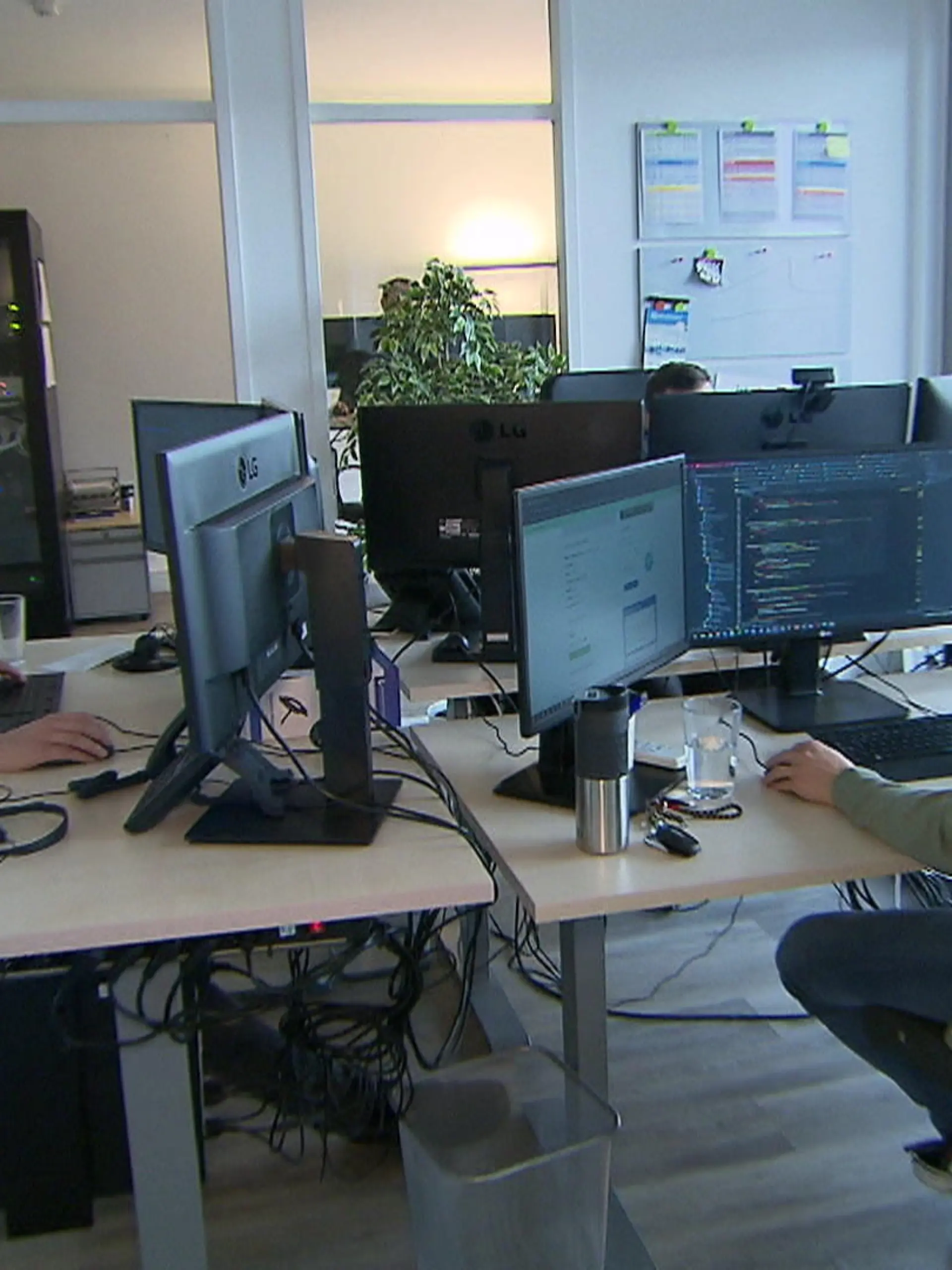 Arbeiten von zuhause aus ist ja weiter voll im Trend - immer mehr Menschen wollen diese Bequemlichkeit nicht mehr missen. Ein Essener Geschäftsmann spricht sich aber ganz klar gegen das Homeoffice aus. Für ihn ist nur Arbeit am Arbeitsplatz wirklich effizient. Neue Angestellte will er über andere Annehmlichkeiten gewinnen.