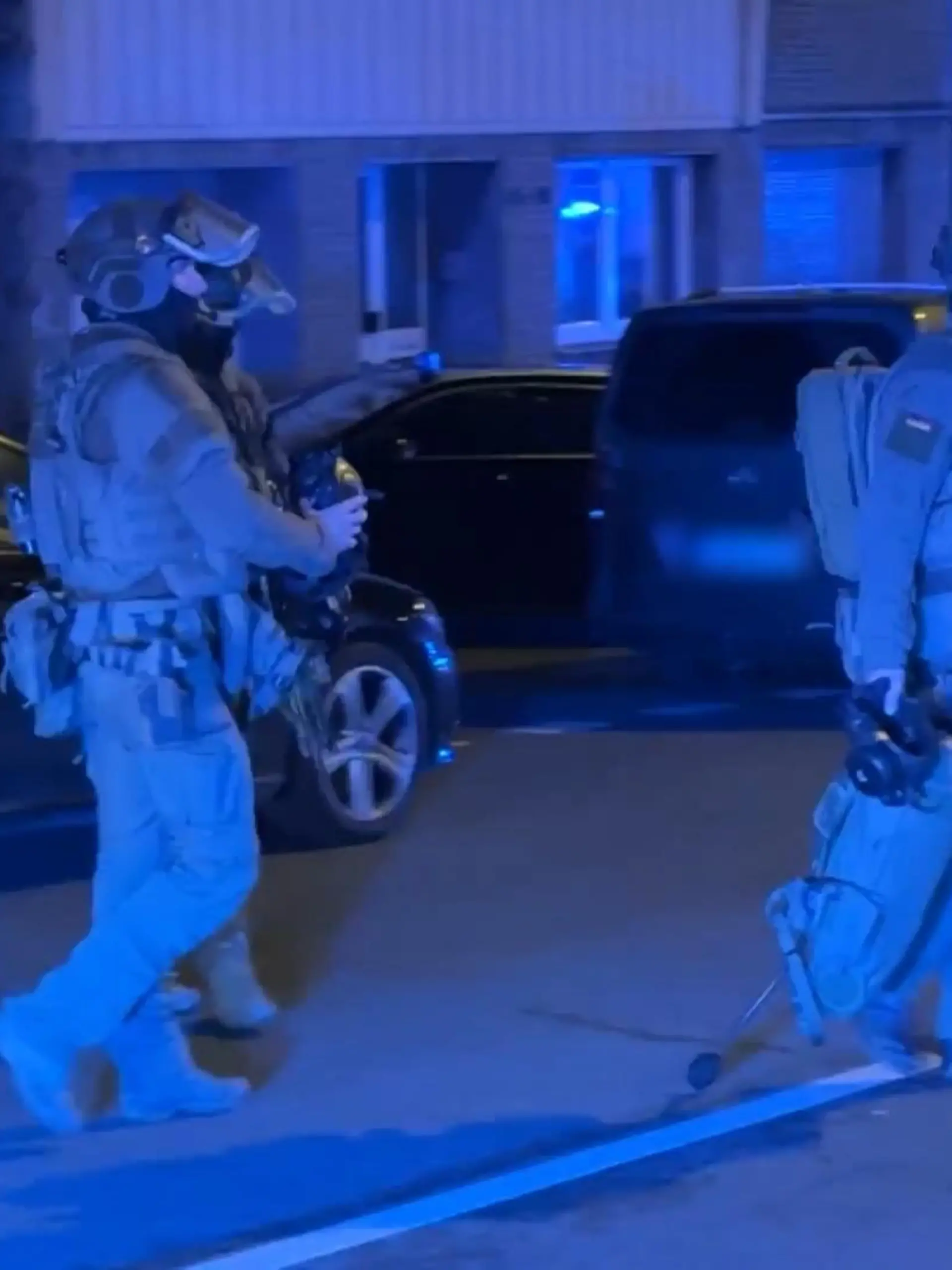In Aachen kommt es gestern Abend zu einem Großeinsatz der Polizei. SEK, Feuerwehr und Notärzte sind vor Ort. Eine Frau hat sich im Zimmer eines Krankenhauses verschanzt. Zuerst ist wohl nicht klar, ob die Verdächtige Geiseln bei sich hat. Nach fast sechs Stunden greift die Polizei zu. Die Verdächtige kommt schwer verletzt ins Krankenhaus. Die genauen Hintergründe der Tat sind noch unklar.