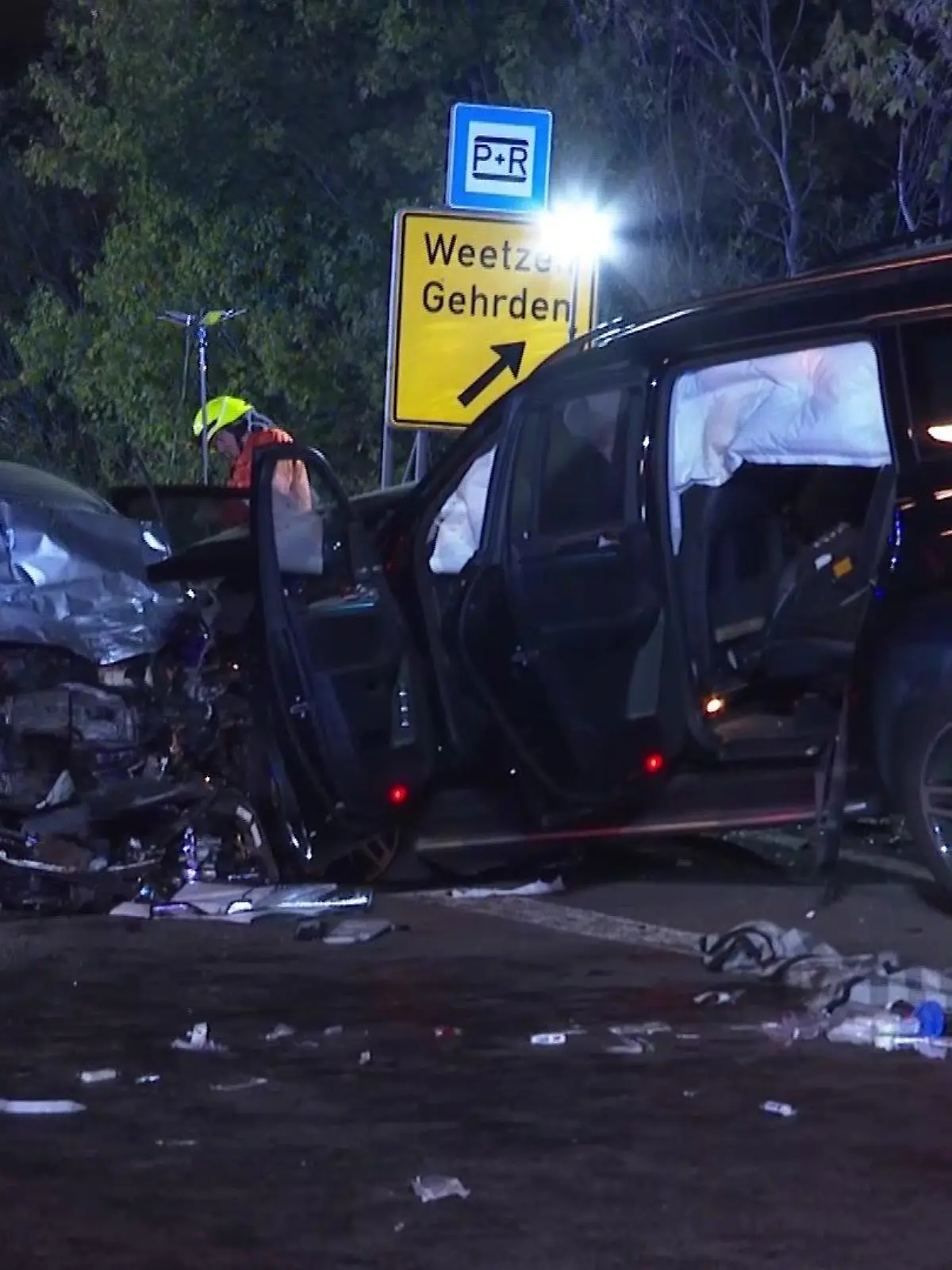 Frontalcrash mit Höchstgeschwindigkeit: Acht Verletzte und ein Todesopfer in Hannover
