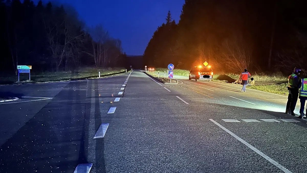 Auf der B 265 kam es am Montagabend zu dem verheerenden Unfall.