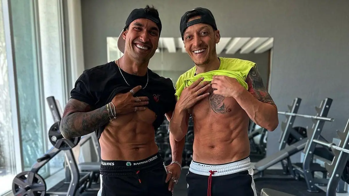 Mesut Özil zeigt strahlend seine Bauchmuskeln - und sein neues Tattoo.
