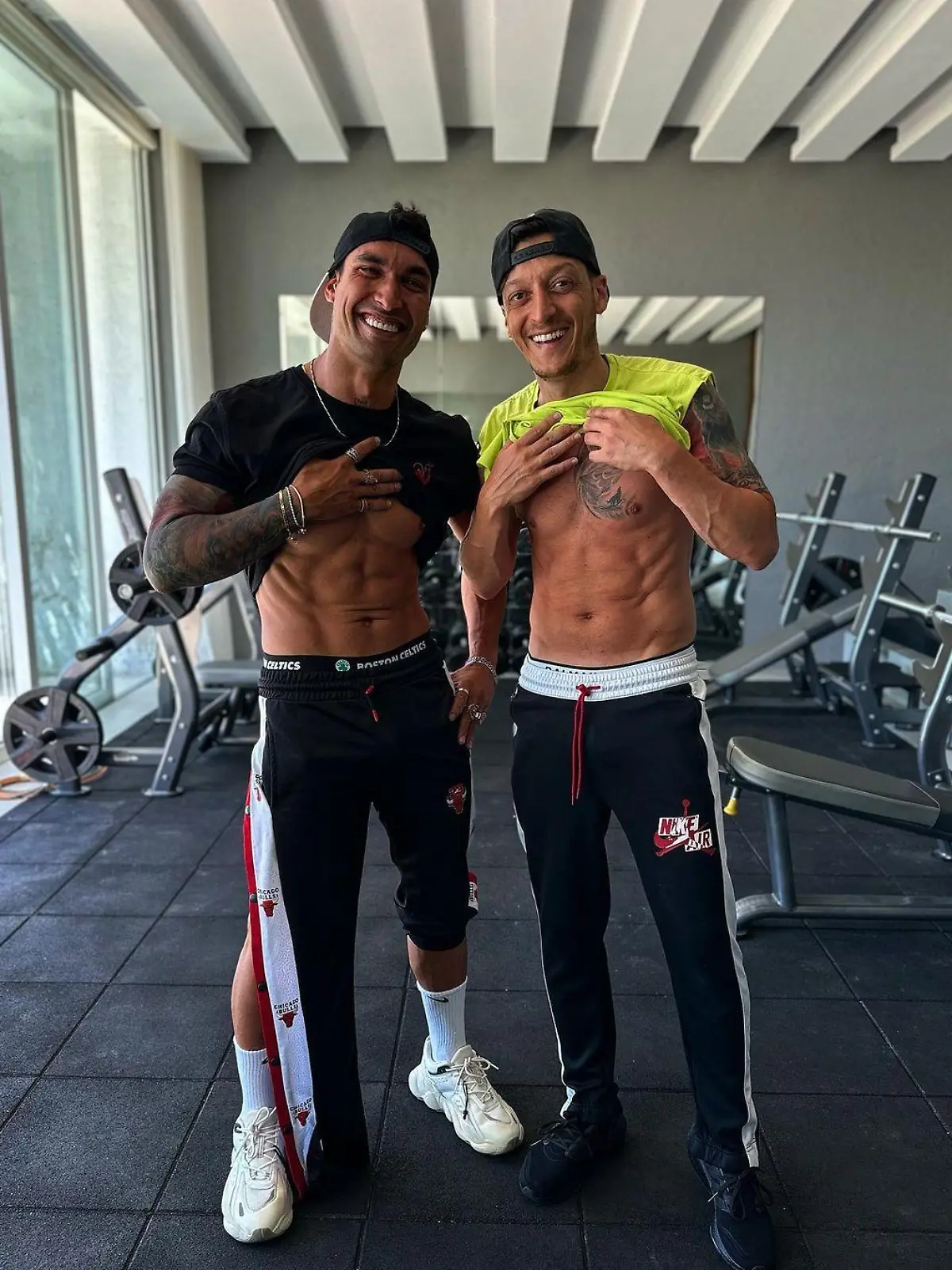 Mesut Özil zeigt strahlend seine Bauchmuskeln - und sein neues Tattoo.