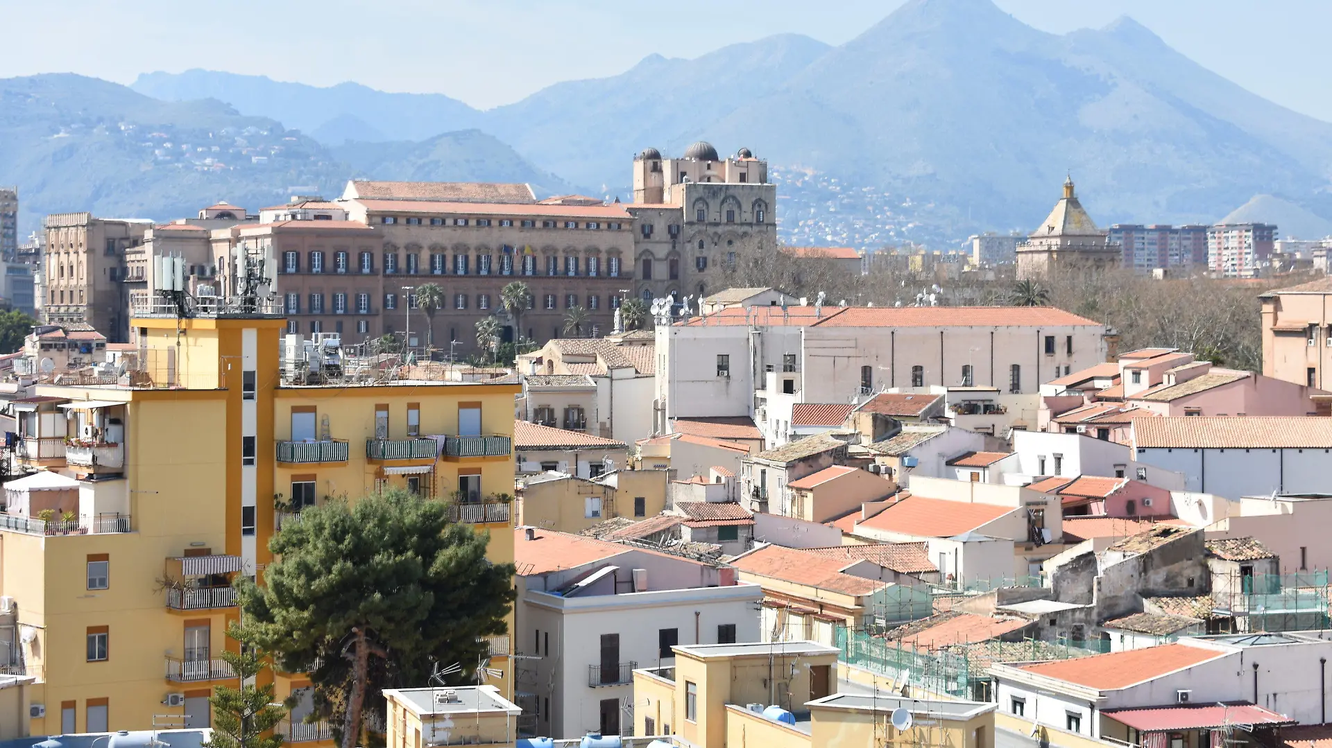 ARCHIV - 25.03.2022, Italien, Palermo: Ein Blick auf den Normannenpalast in der sizilianische Stadt Palermo (zu dpa: «Erstes Urteil nach Vergewaltigung in Palermo: Mehr als acht Jahre Haft») Foto: Ute Müller/dpa-tmn/dpa +++ dpa-Bildfunk +++