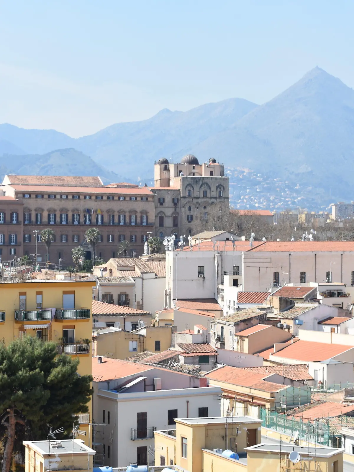 ARCHIV - 25.03.2022, Italien, Palermo: Ein Blick auf den Normannenpalast in der sizilianische Stadt Palermo  (zu dpa: «Erstes Urteil nach Vergewaltigung in Palermo: Mehr als acht Jahre Haft») Foto: Ute Müller/dpa-tmn/dpa +++ dpa-Bildfunk +++