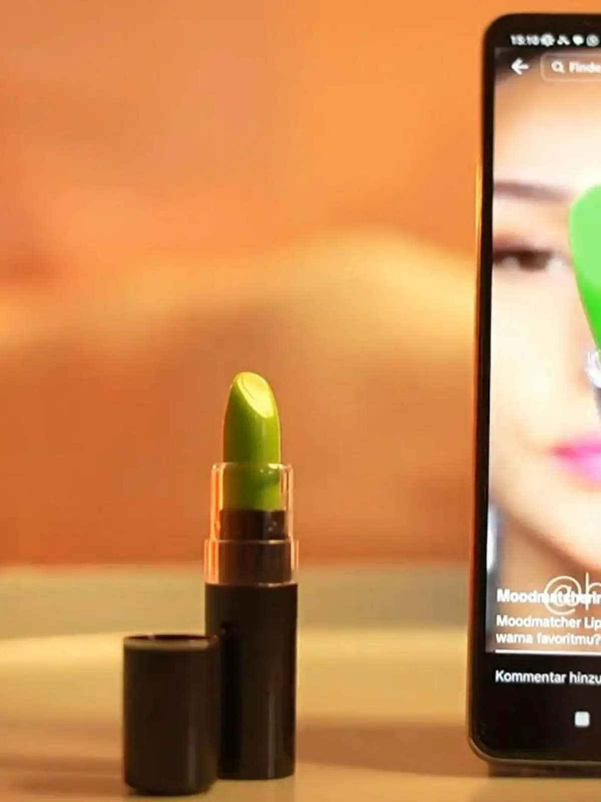 Lippenstift, der möglichst lange hält: Das wäre doch mal was! Ständig muss man nachziehen, weil die Farbe so schnell ab ist. Und die Stifte, die lange halten, trocknen die Haut aus. Ein neuer Trend auf Tiktok verspricht aber jetzt das genaue Gegenteil! Dieser Zauberlippenstift soll sogar noch eine echte Pflege für die Lippen sein. Wir haben ihn getestet.