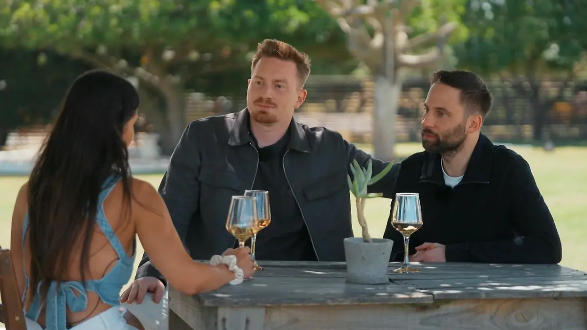 Manuel und Daniel nehmen Lissy unter die Lupe.