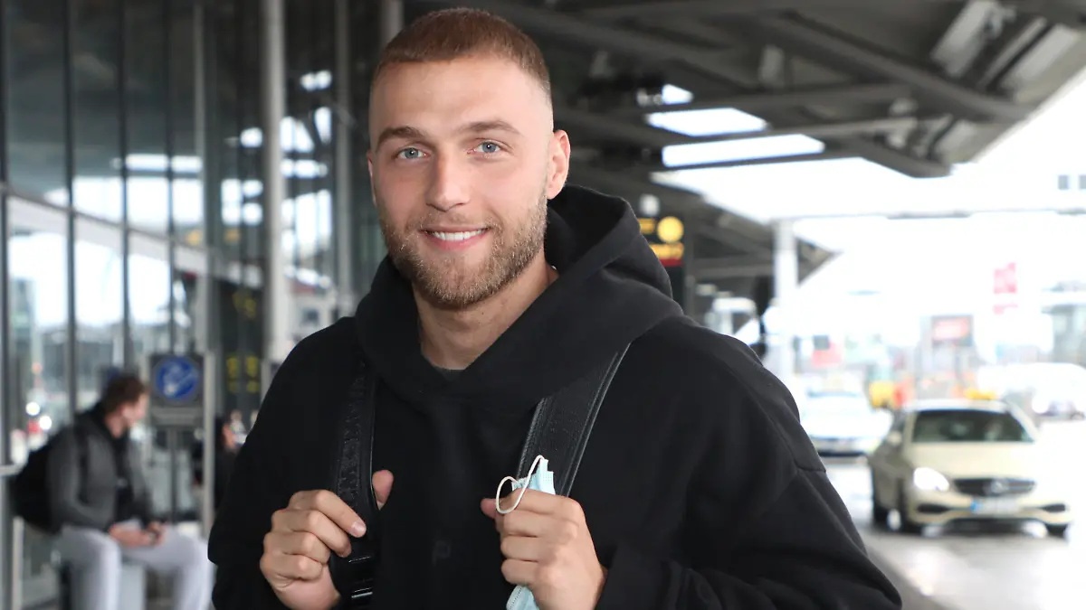Filip Pavlovic, der Dschungelkönig 2022 der RTL Reality-Show Ich bin ein Star - Holt mich hier raus , bei seiner Ankunft amFlughafen Hamburg.Hamburg, 10.02.2022 Foto:xgbrcix/xFuturexImage