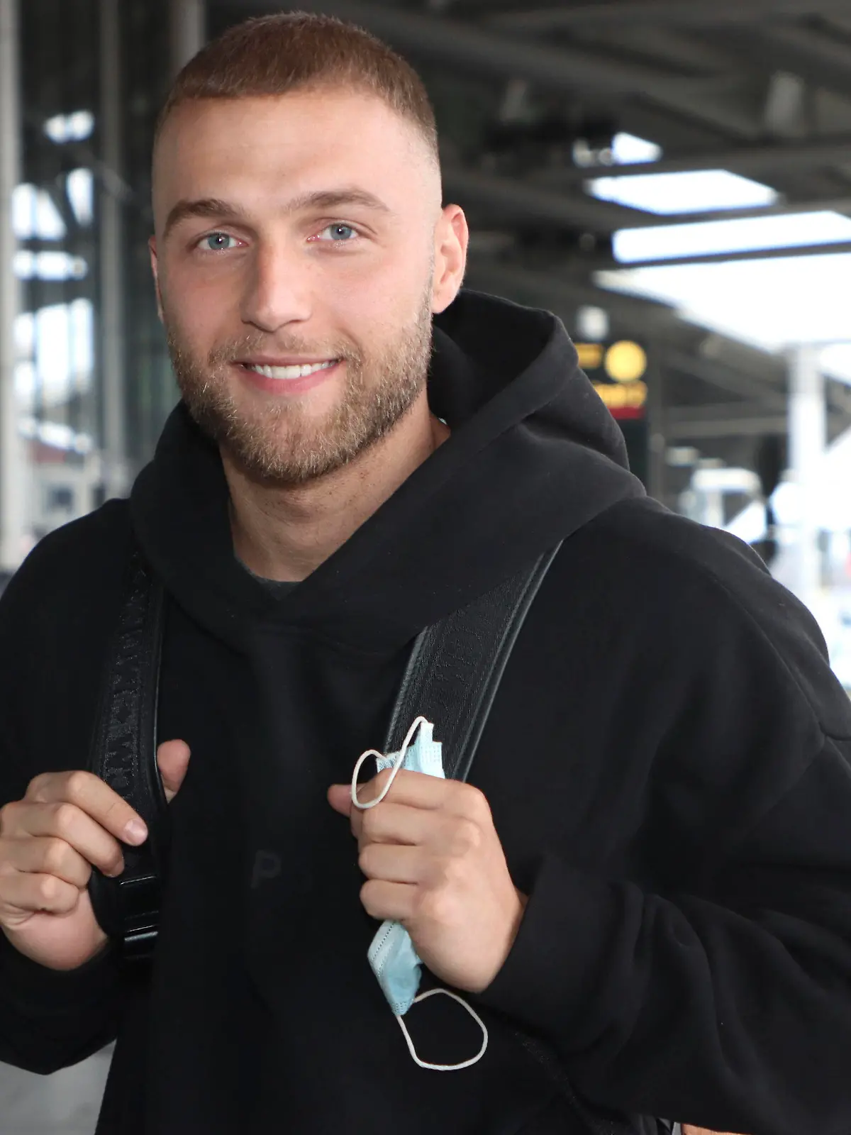  Filip Pavlovic, der Dschungelkönig 2022 der RTL Reality-Show Ich bin ein Star - Holt mich hier raus , bei seiner Ankunft amFlughafen Hamburg.Hamburg, 10.02.2022 Foto:xgbrcix/xFuturexImage
