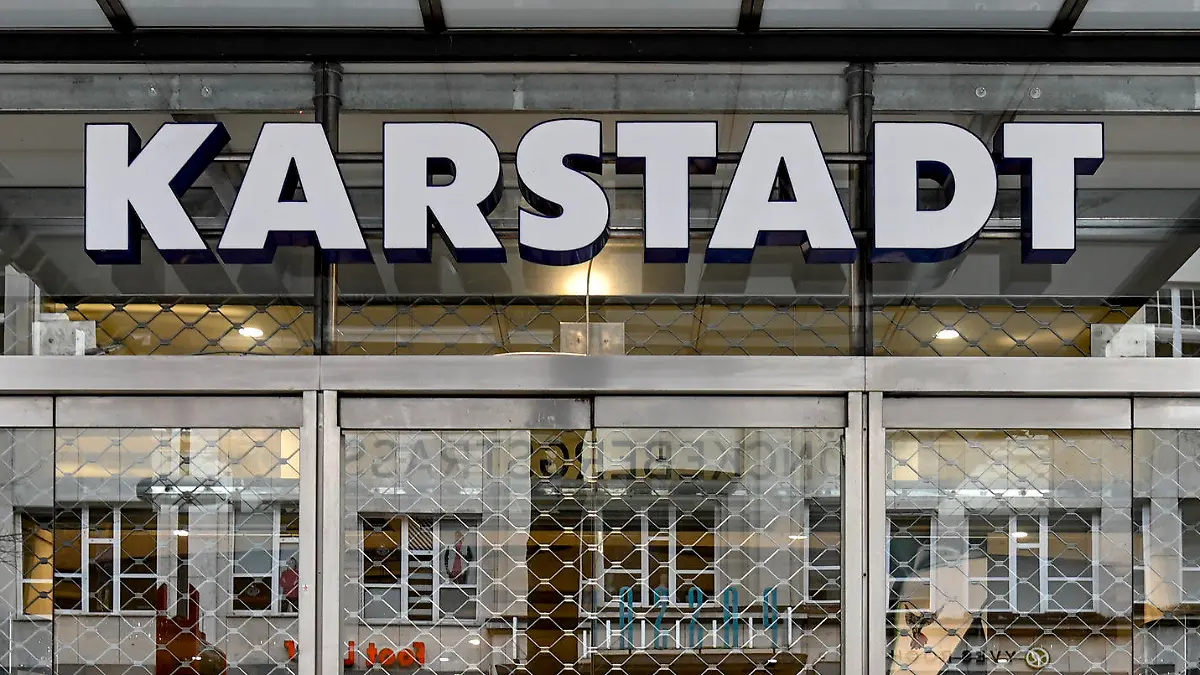 01.04.2020, Hamburg: Passanten laufern vor dem geschlossenen Eingang eines Kaufhauses der Warenhauskette Karstadt in der Innenstadt von Hamburg entlang. Die Warenhauskette Galeria Karstadt Kaufhof sucht angesichts der Umsatzeinbrüche durch die Corona-Pandemie Rettung in einem Schutzschirmverfahren. Dem Antrag des Unternehmens auf Einleitung des Verfahrens sei vom Amtsgericht Essen bereits stattgegeben worden, teilte der Konzern am 01.04.2020 mit. Das Schutzschirmverfahren schützt in die Krise geratene Unternehmen vor dem Zugriff der Gläubiger, ohne dass die Betriebe bereits Insolvenz anmelden müssen. Foto: Axel Heimken/dpa +++ dpa-Bildfunk +++