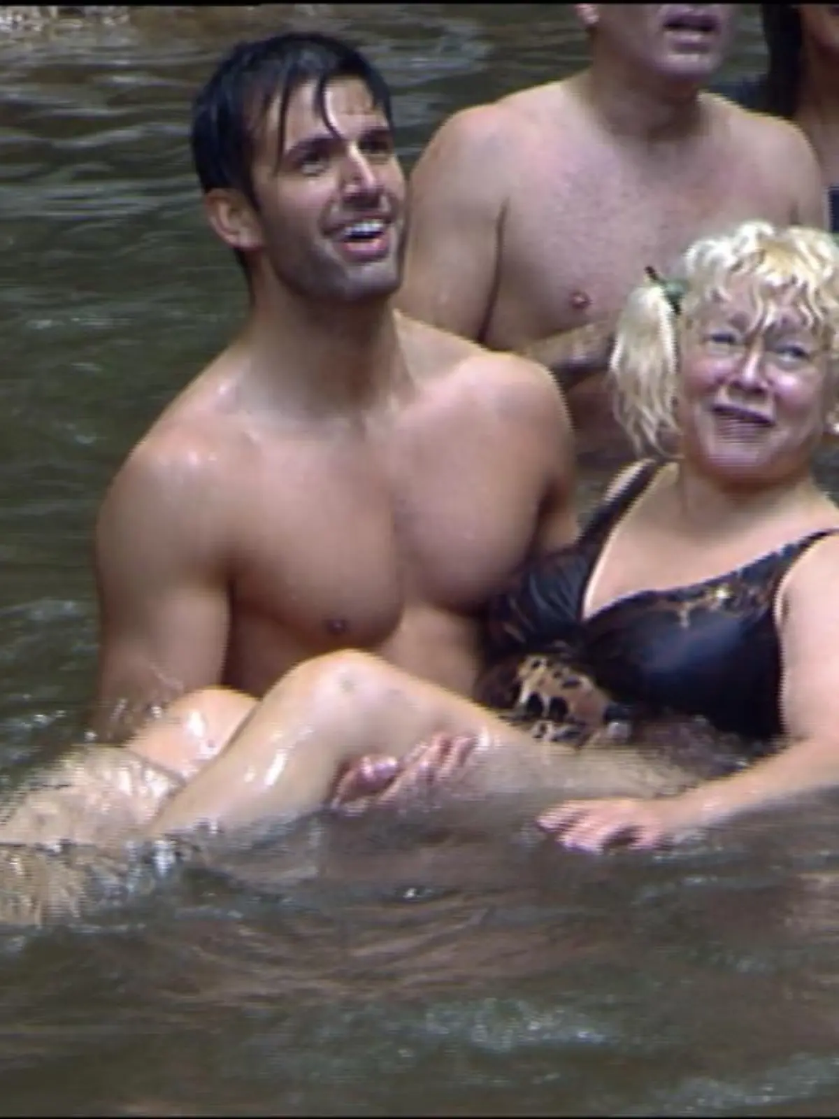 Tag 3 im Camp - Eva Jacob und Jay Khan. Die Campaelteste geniesst es sichtlich mit attraktiven Maennern gemeinsam zu baden. 
Verwendung des Bildes für Online-Medien ausschließlich mit folgendem Hinweis und Verlinkung: Alle Infos zu "Ich bin ein Star - Holt mich hier raus!" im Special bei RTL.de [LINK]: http://www.rtl.de/tv/ibes.php

NUR ZUR EINMALIGEN VERÖFFENTLICHUNG ! KEINE WEITERGABE AN DRITTE ! 
KEINE VERWENDUNG NACH DEM 17.02.2011 !! KEINE ARCHIVIERUNG !

Suchbegriff: Dschungelcamp *** Local Caption *** Abdruck honorarfrei bei Quellenangabe, Foto: RTL  Die honorarfreie Nutzung des Bildmaterials ist nur im Zusammenhang mit der angegeben RTL-Sendung und/oder programmbezogener redaktioneller Berichterstattung erlaubt. Eine Nutzung für das Internet ist nur mit folgendem Hinweis und Verlinkung gestattet: Alle Infos zu "Ich bin ein Star - Holt mich hier raus!" im Special bei RTL.de [LINK]: http://www.rtl.de/tv/ibes.php . Die Nutzung von Bildmaterial in digitalen elektronischen Programmführern wird nicht erlaubt. Benutzung für Poster nur mit Sendehinweis gestattet.