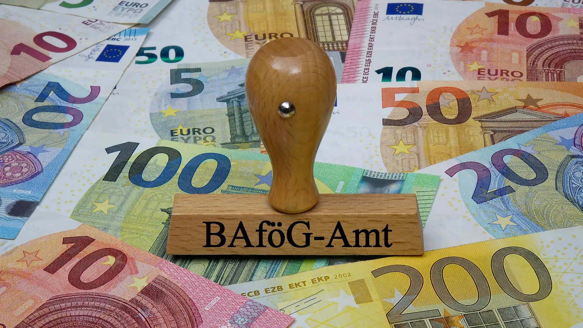 Geldscheine und Stempel mit BAföG-Amt Geldscheine und Stempel mit BAföG-Amt, 14.02.2020, Borkwalde, Brandenburg, Auf Geldscheinen steht ein Stempel mit dem Schriftzug BAföG-Amt. *** Banknotes and stamps with BAföG Amt Banknotes and stamps with BAföG Amt, 14 02 2020, Borkwalde, Brandenburg, On banknotes there is a stamp with the writing BAföG Amt