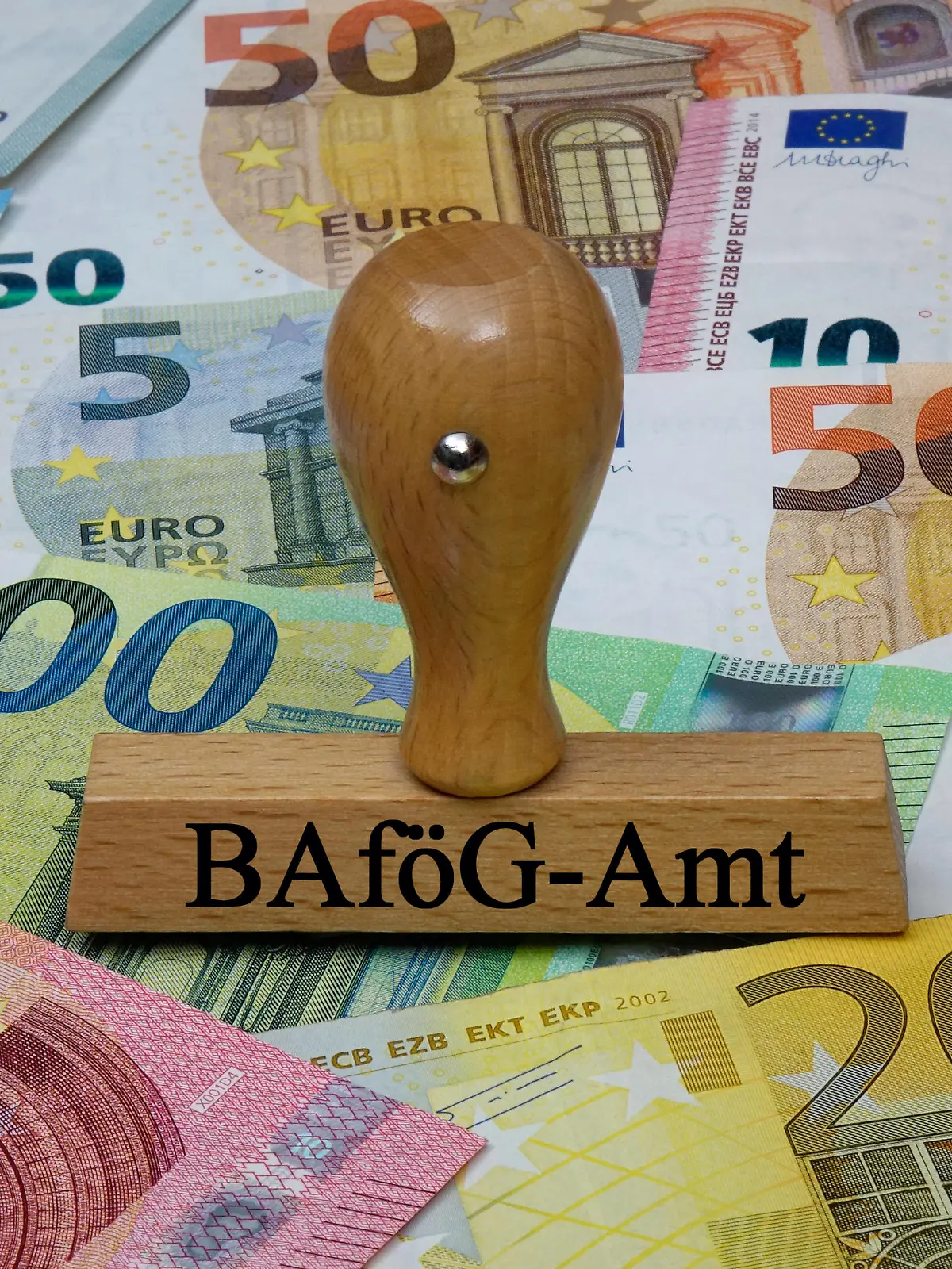Geldscheine und Stempel mit BAföG-Amt Geldscheine und Stempel mit BAföG-Amt, 14.02.2020, Borkwalde, Brandenburg, Auf Geldscheinen steht ein Stempel mit dem Schriftzug BAföG-Amt. *** Banknotes and stamps with BAföG Amt Banknotes and stamps with BAföG Amt, 14 02 2020, Borkwalde, Brandenburg, On banknotes there is a stamp with the writing BAföG Amt 