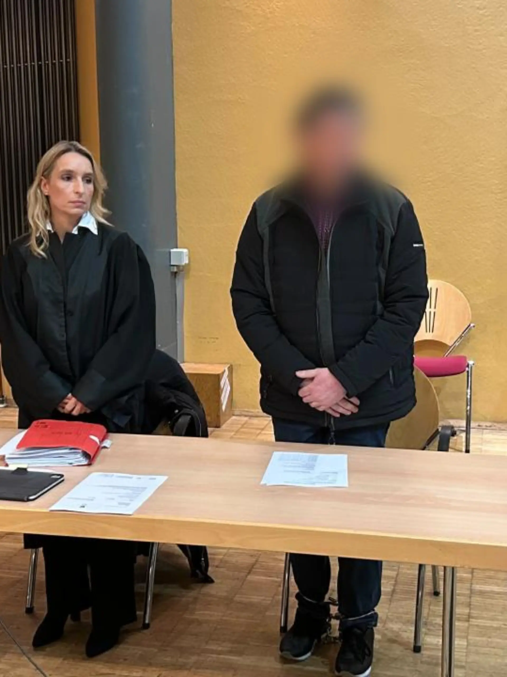 Vor Gericht wirkt Andreas B. unsicher. Seine Anwältin spricht vor Beginn des ersten Prozesstages lange und intensiv mit dem Angeklagten.