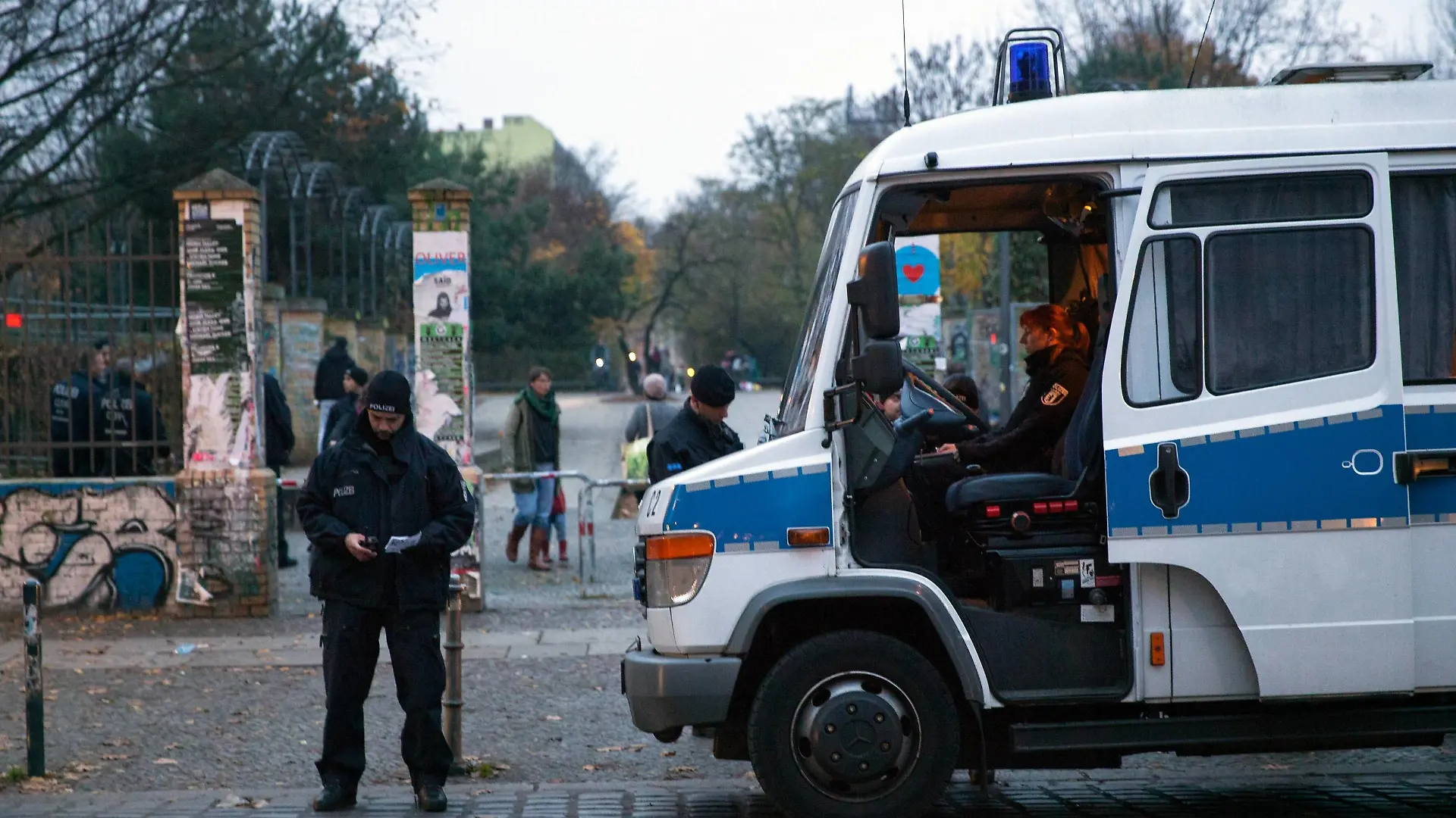  Polizeibeamte kontrollieren mit einer Hundertschaft im und um den Görlitzer Park in Berlin Kreuzberg mutmaßliche Dealer, um den Drogenhandel einzudämmen. Drogenkontrolle Görlitzer Park