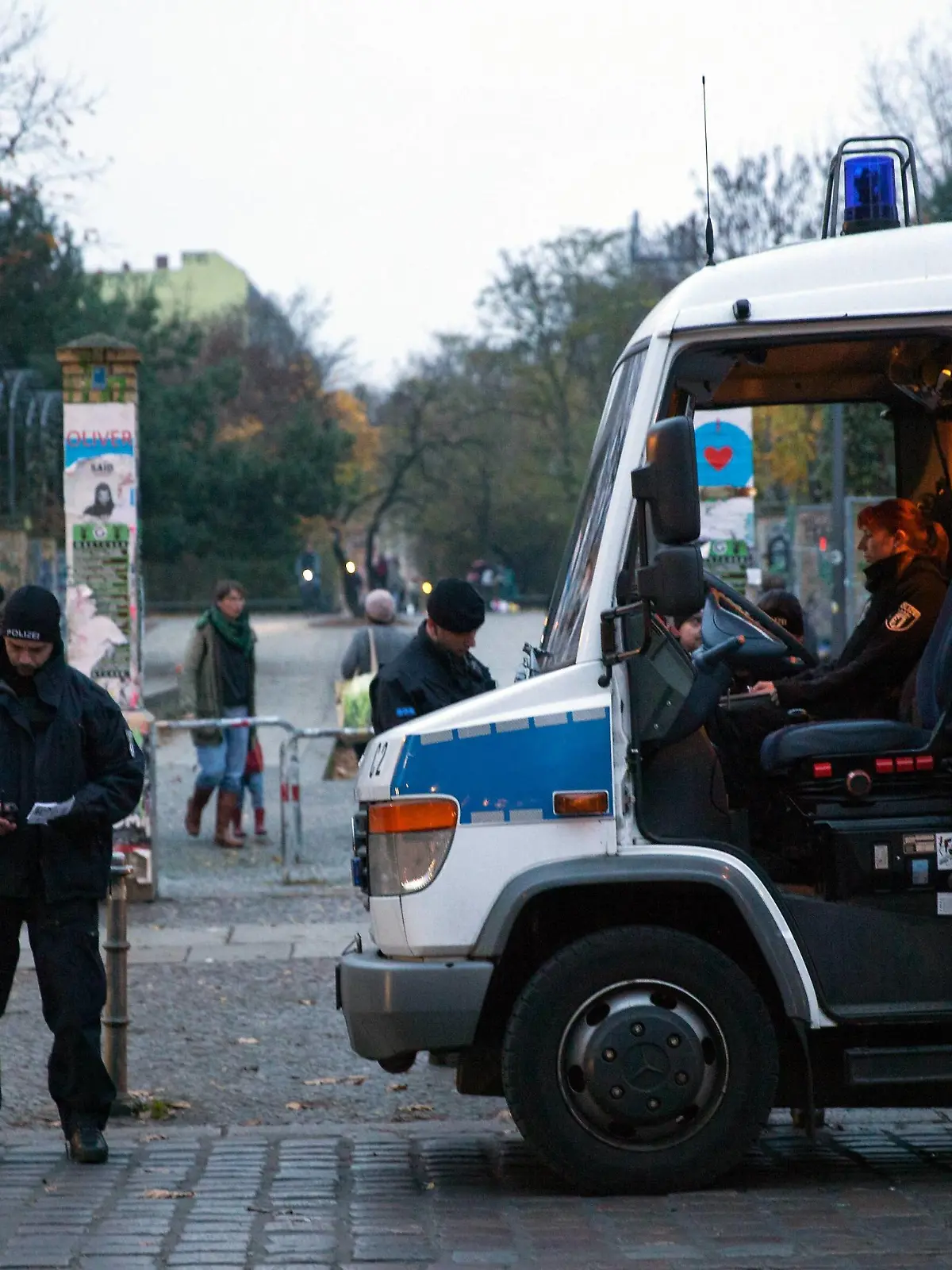  Polizeibeamte kontrollieren mit einer Hundertschaft im und um den Görlitzer Park in Berlin Kreuzberg mutmaßliche Dealer, um den Drogenhandel einzudämmen. Drogenkontrolle Görlitzer Park