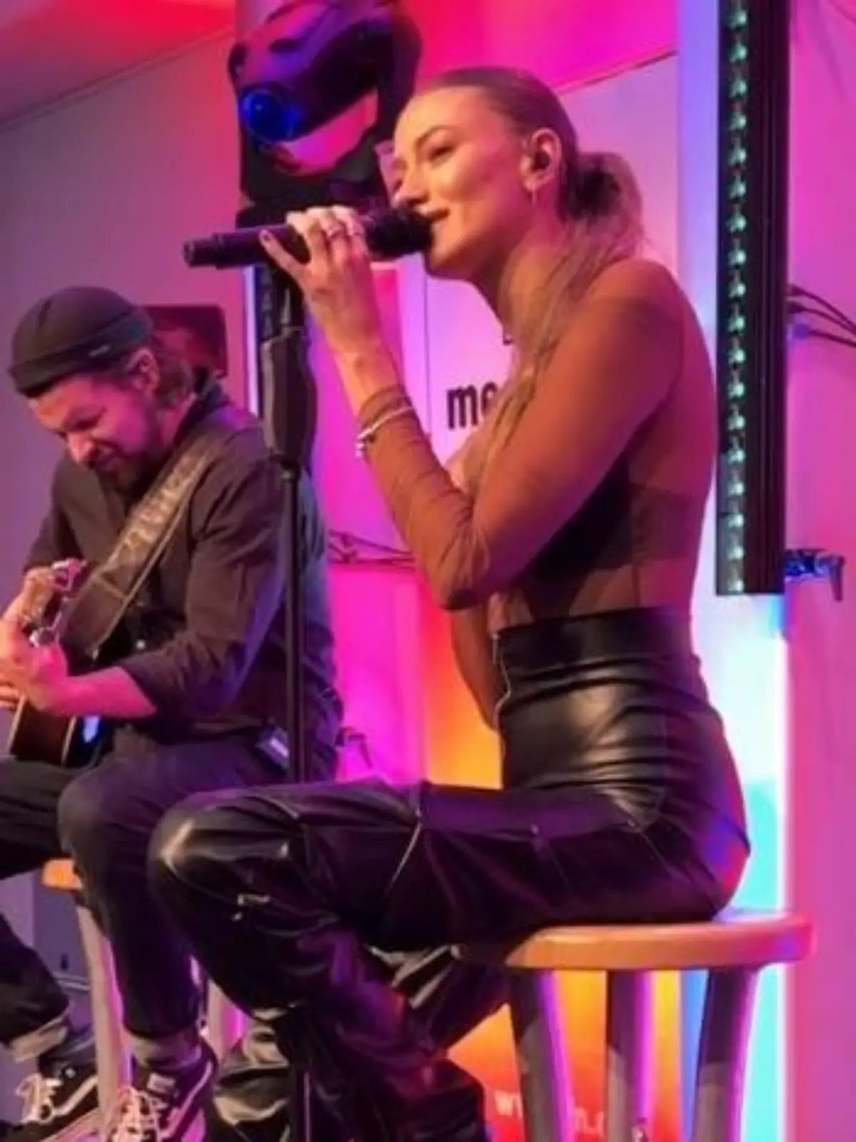Popsängerin Leony unplugged - ihre neue Single "Simple Life" ist sehr gefühlvoll!