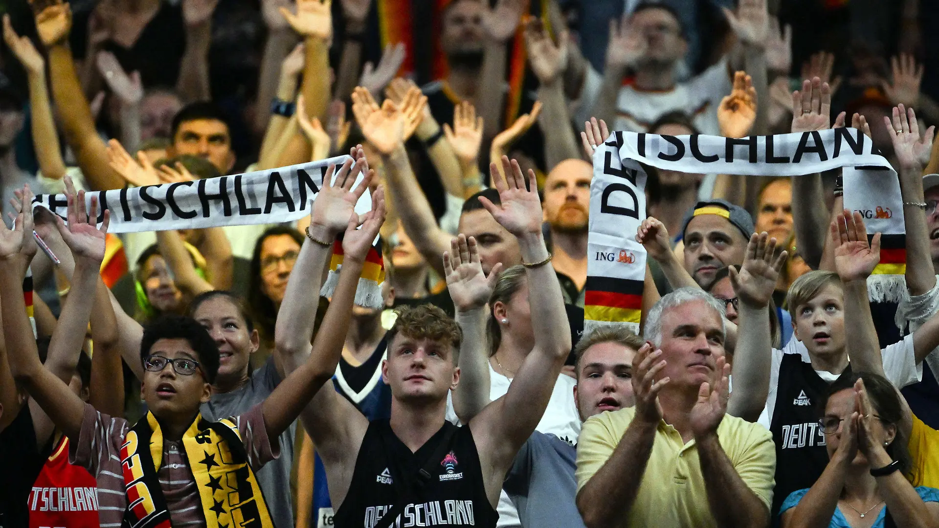 04.09.2022, Nordrhein-Westfalen, Köln: Basketball, EM, Litauen - Deutschland, Vorrunde, Gruppe B, 3. Spieltag, Lanxess Arena. Deutschlands Fans bejubeln die Mannschaft. Foto: Federico Gambarini/dpa +++ dpa-Bildfunk +++