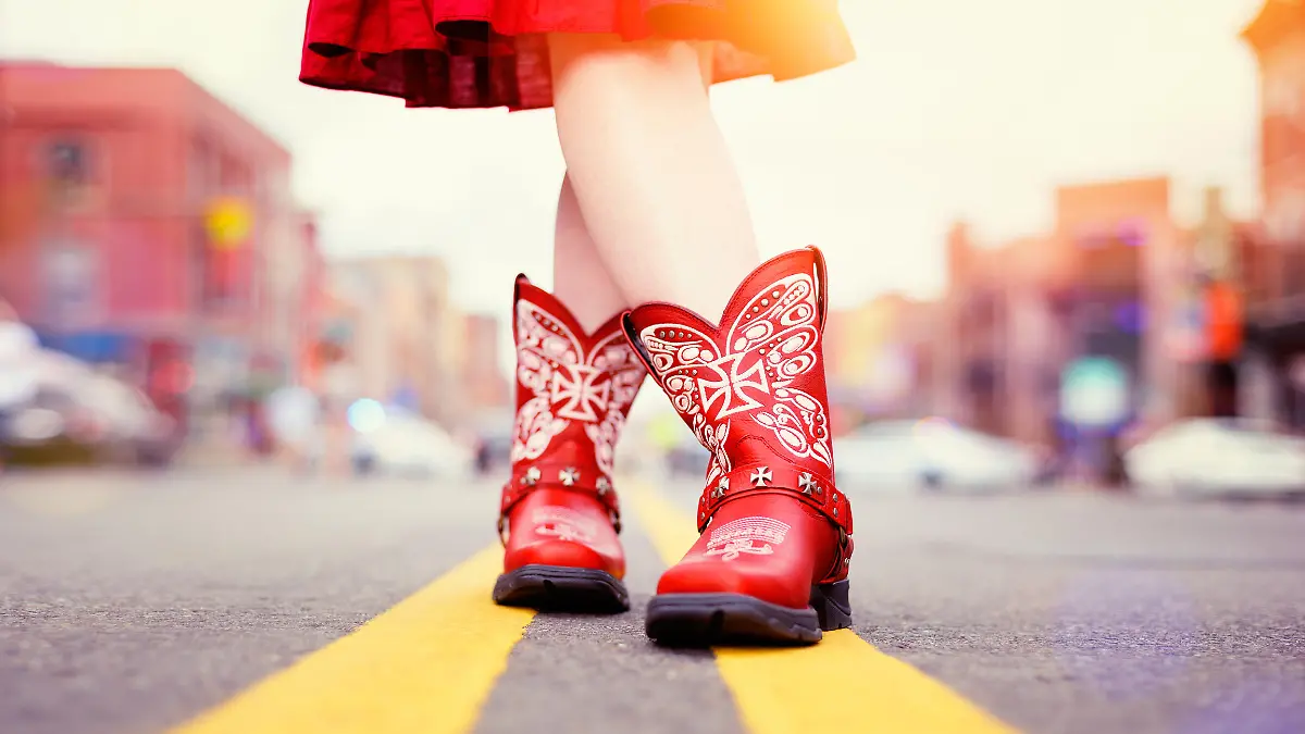 Frau trägt rote Cowboy-Stiefel