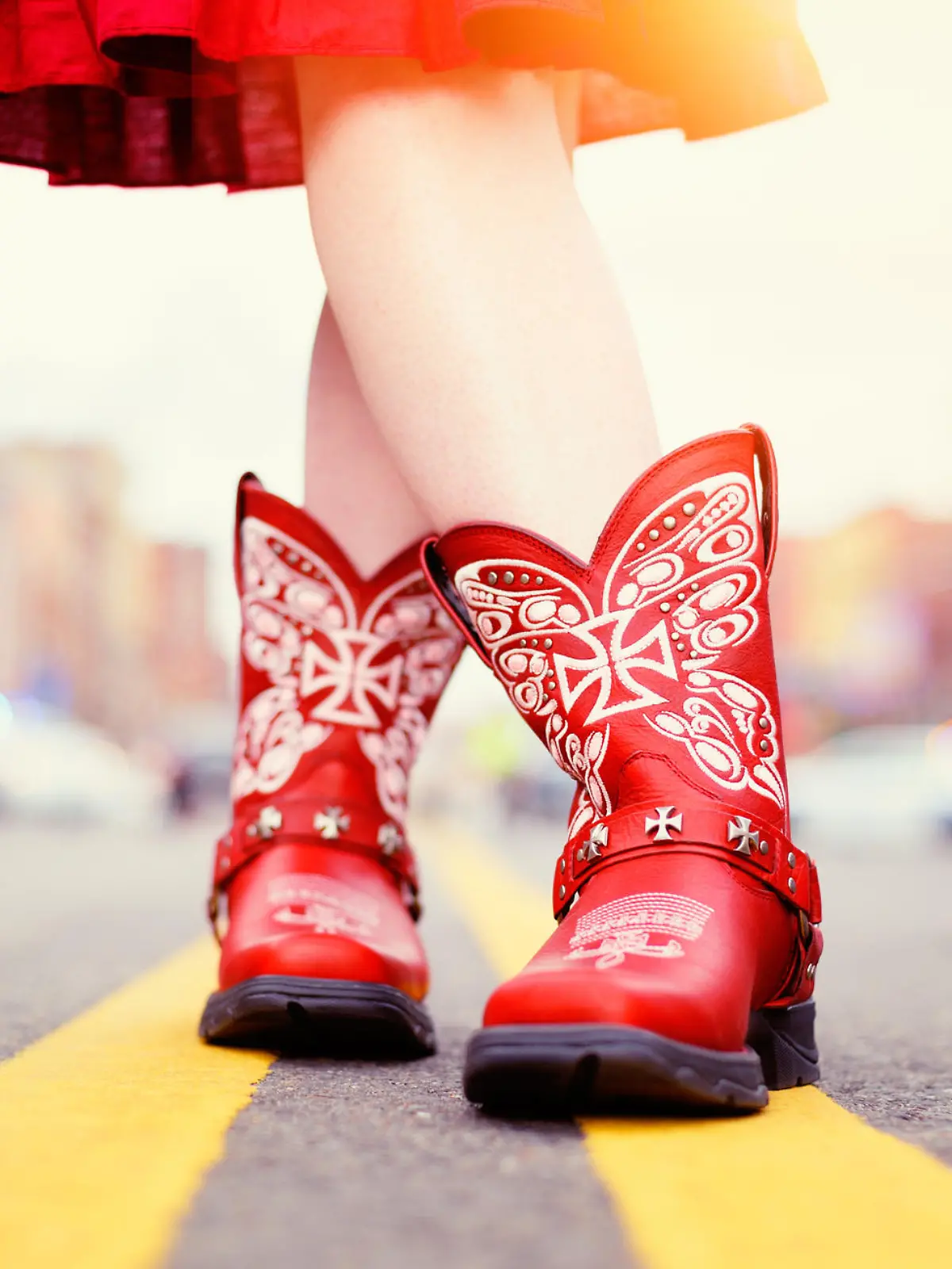 Frau trägt rote Cowboy-Stiefel