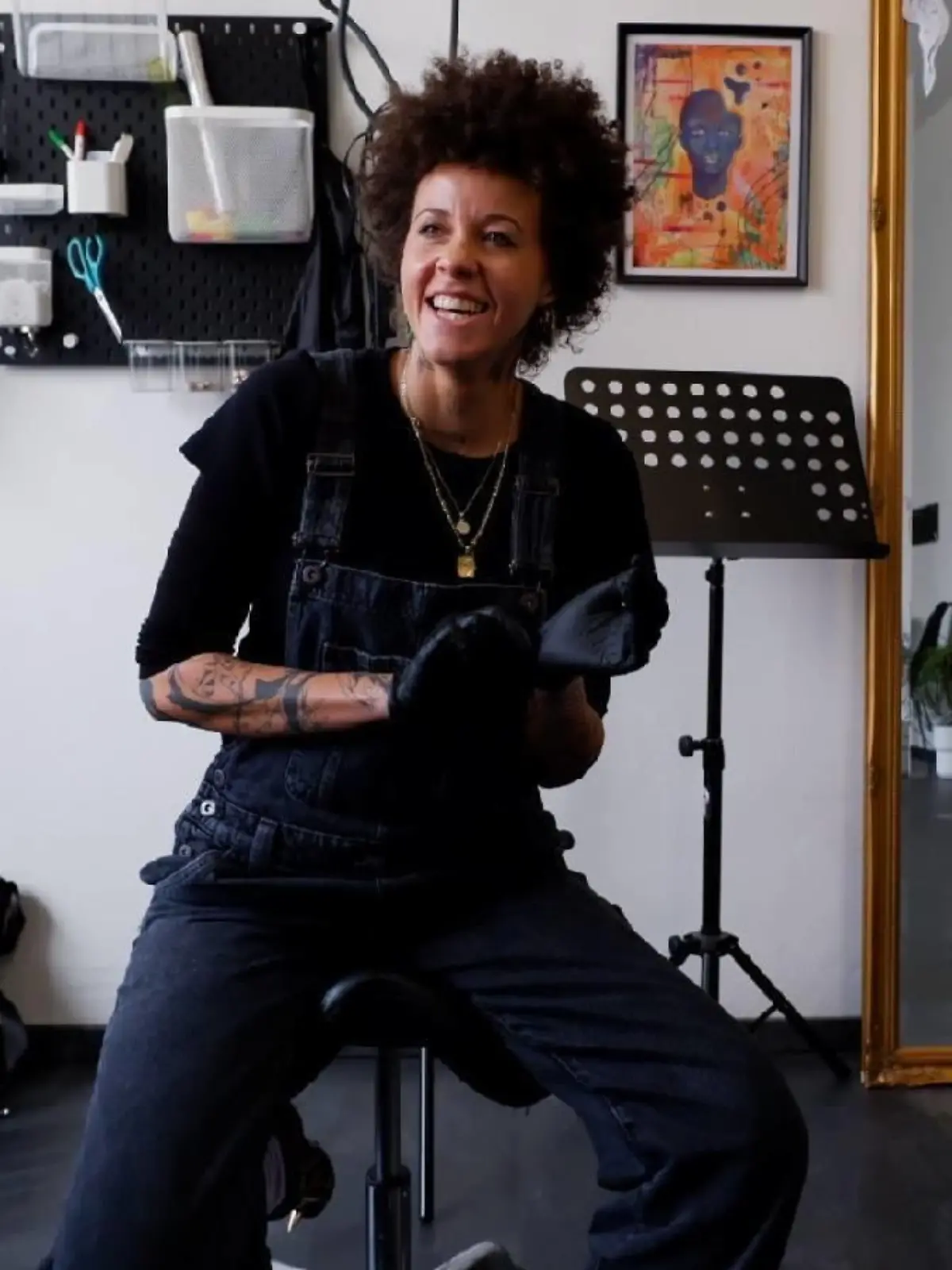 Joy Lee Juana Abiola-Müller wurde 1991 in Berlin geboren und war jahrelang als Schauspielerin bei „Unter uns” zu sehen. Heute arbeitet sie als Tätowiererin in Köln