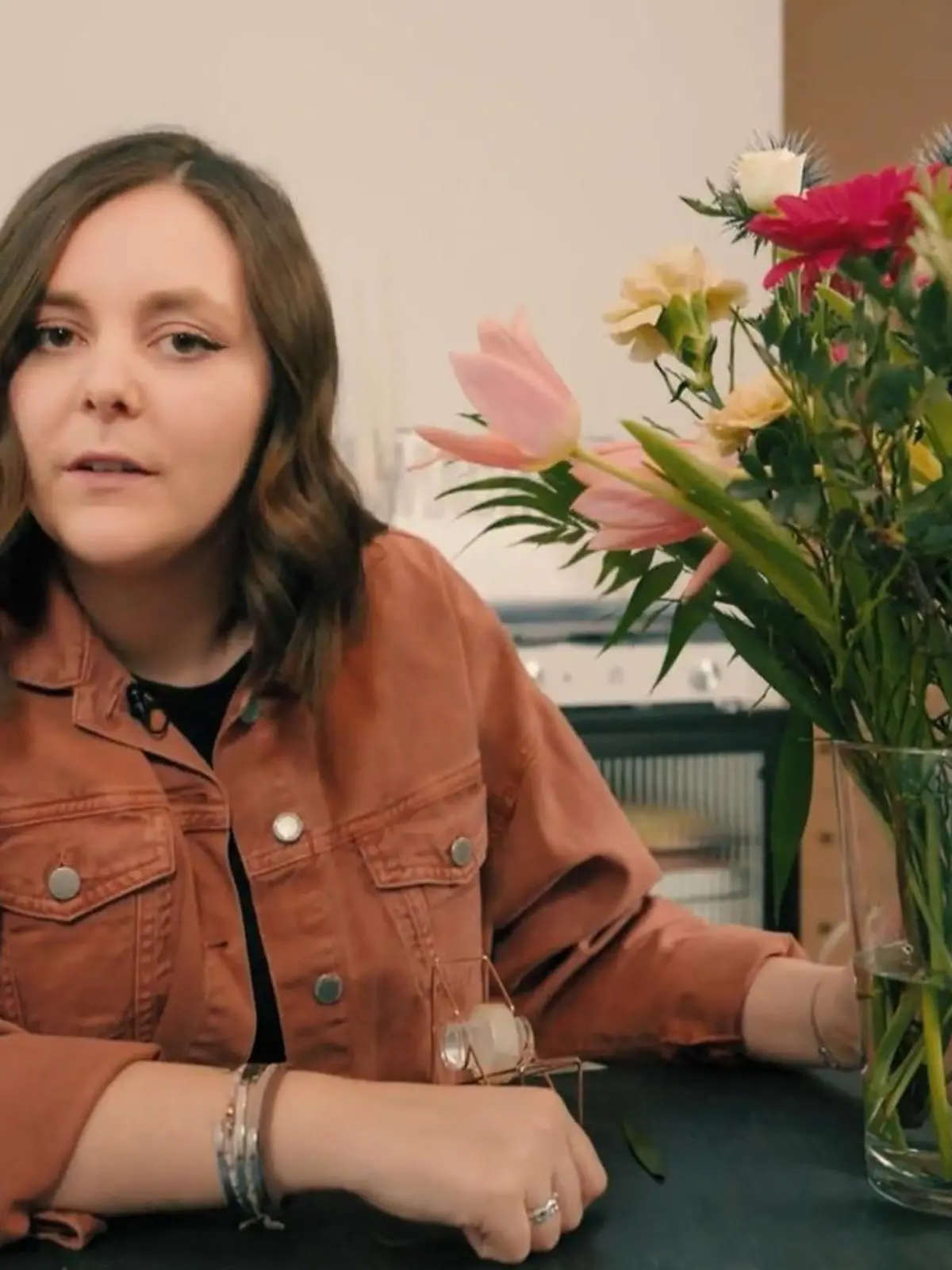 So wird der schöne Strauß NOCH schöner!

Blumen sind nicht nur ein Hingucker für jeden Raum, sie bieten auch zahlreiche Möglichkeiten für kreative Hacks. Im Video zeigen wir, wie der raffinierte Klebebandtrick eure Schnittblumen noch schöner macht. Die stehen danach wie eine Eins – garantiert!