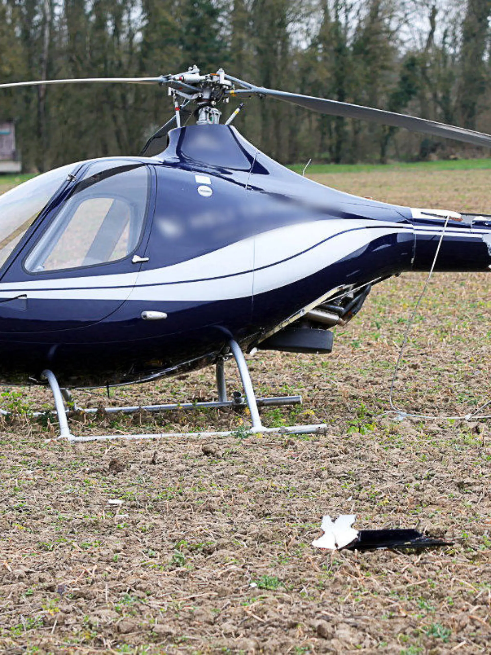 06.03.2024, Hessen, Gernsheim: Ein beschädigter Hubschrauber steht an der Absturzstelle in der Nähe einer Autobahn und einer Bundesstraße im Kreis Groß-Gerau. Nach den bisherigen Ermittlungen seien zwei Männer an Bord gewesen, beide hätten sich nicht verletzt, wie die Polizei Darmstadt mitteilte. Foto: -/5Vision.News/dpa - ACHTUNG: Kennzeichen wurde(n) aus rechtlichen Gründen gepixelt +++ dpa-Bildfunk +++