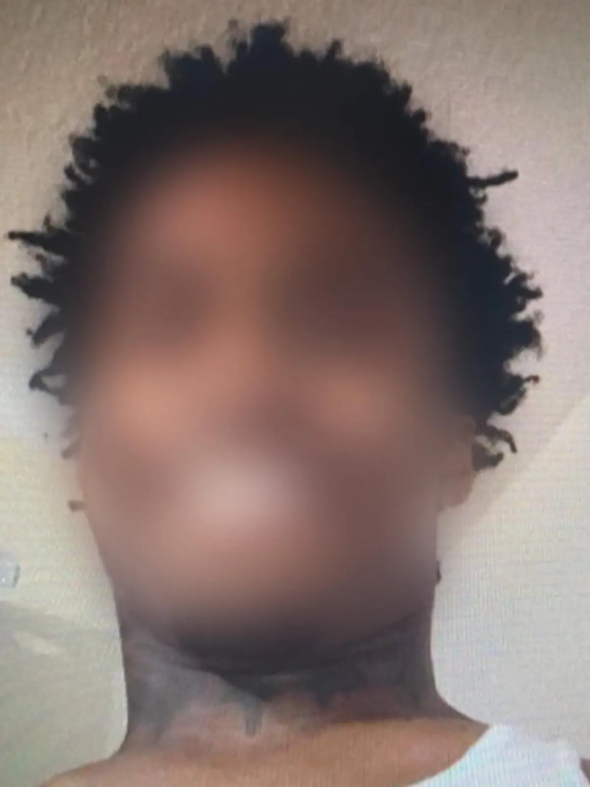 Der 19-Jährige Ezekiel Kelly aus Memphis erschießt am Mittwoch vier Menschen. Seine Tat überträgt er live auf Facebook. Nachdem der Amokläufer sich eine wilde Verfolgungsjagt mit der Polizei bietet, wird er schließlich verhaftet.