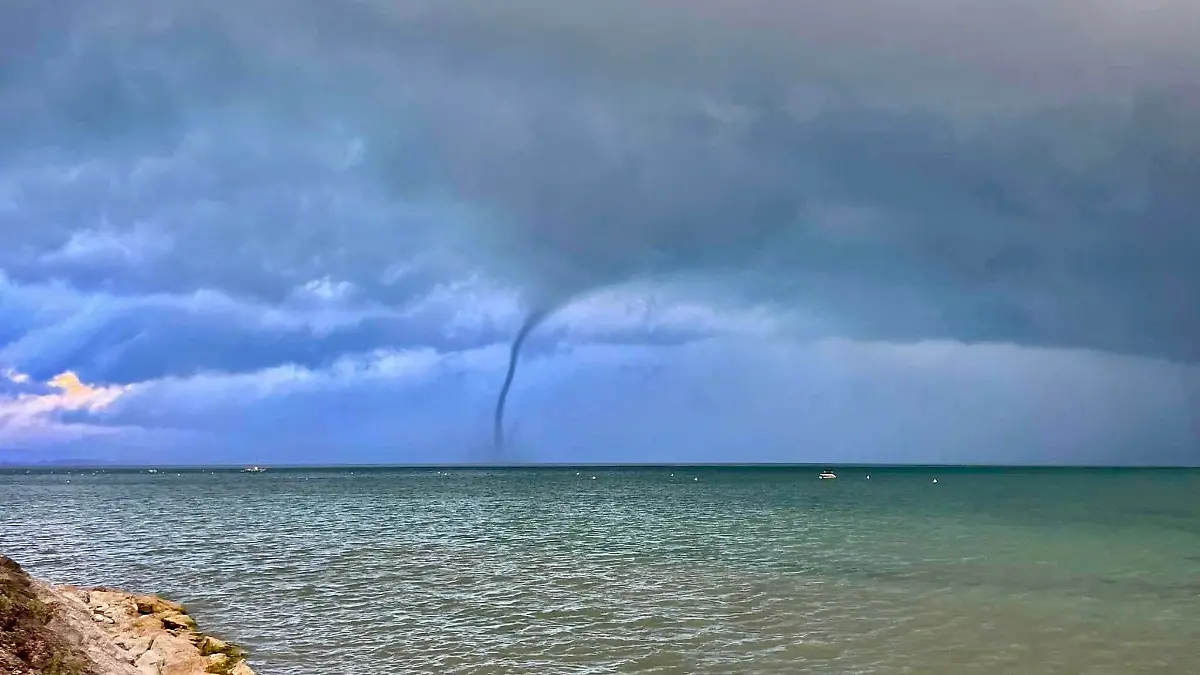 Lago di Garda, Veneto, Italien, Europa Unwetter mit Windrose und Tornado am Gardasee in den heutigen Morgenstunden. *** Lago di Garda, Veneto, Italy, Europe Thunderstorm with wind rose and tornado at Lake Garda in this morning hours